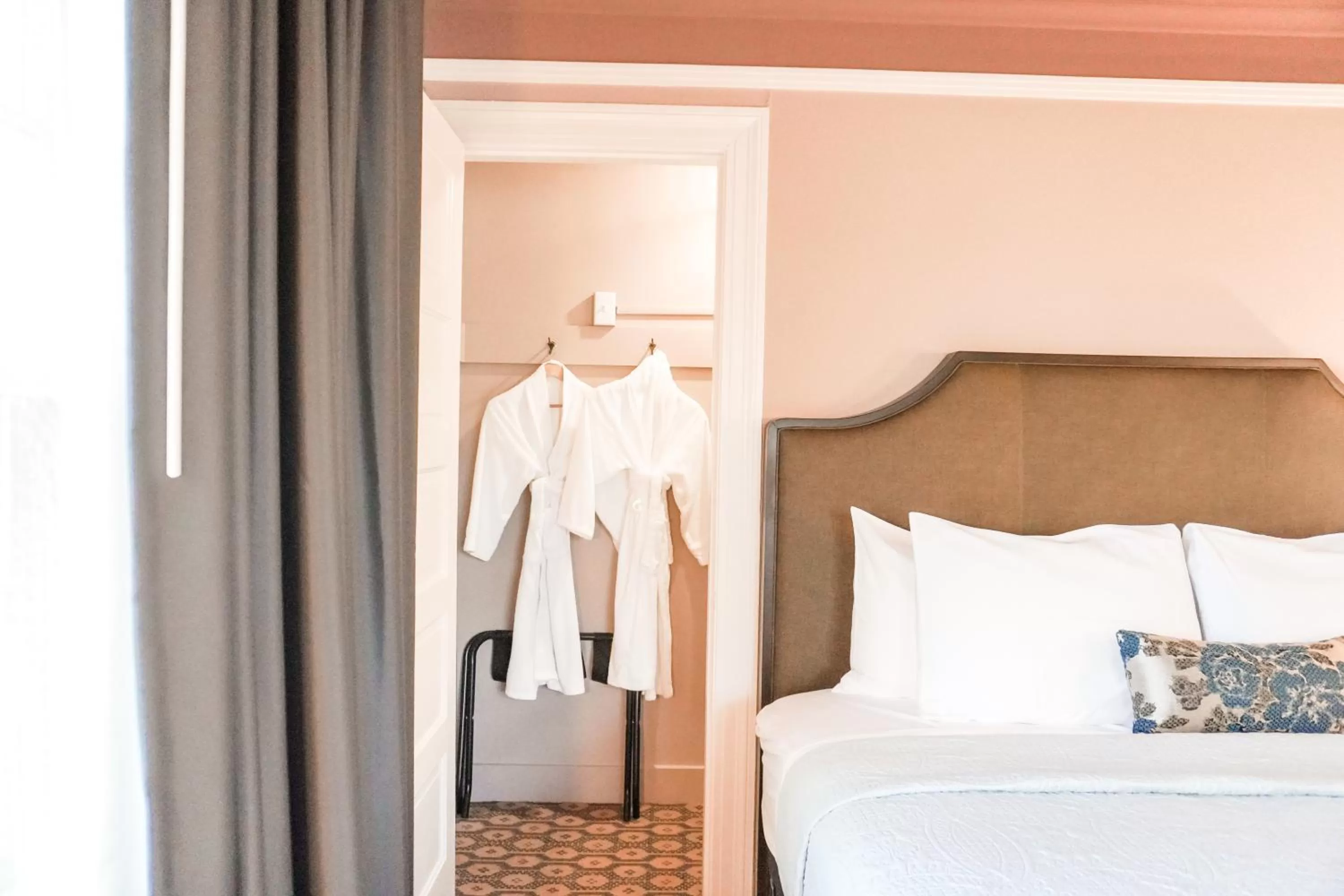 Bedroom, Bed in Columbia Gorge Hotel & Spa