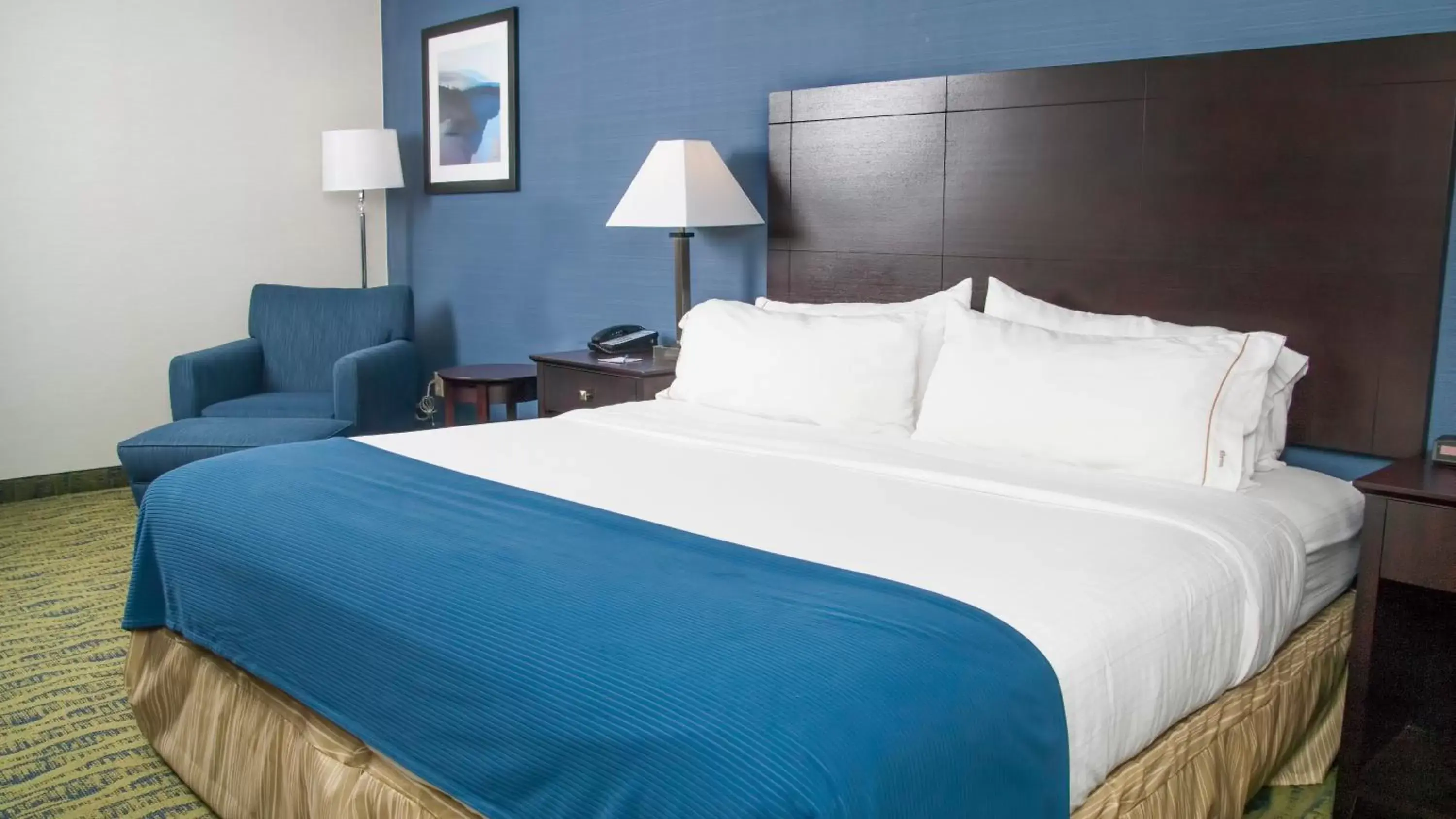 King Room - Hearing Accessible - Roll-in Shower in Holiday Inn Express York, an IHG Hotel King Room - Hearing Accessible - Roll-in Shower in Holiday Inn Express York, an IHG Hotel