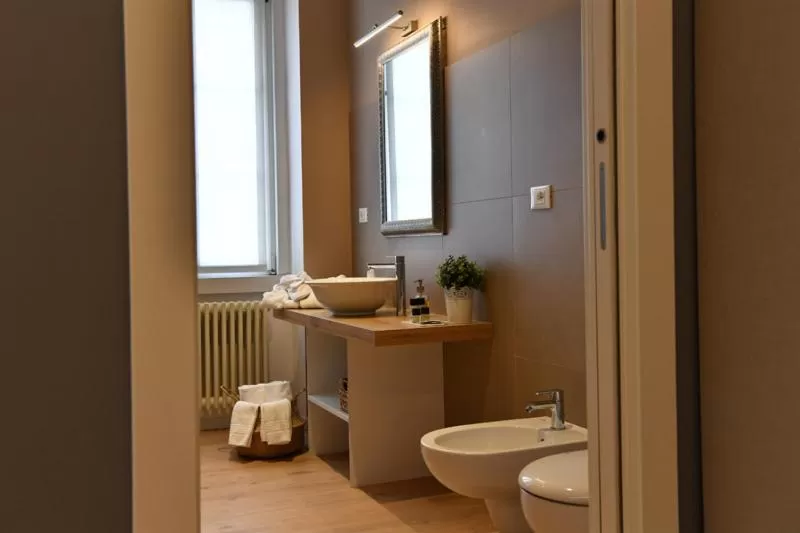 Toilet in Lainez Rooms & Suites