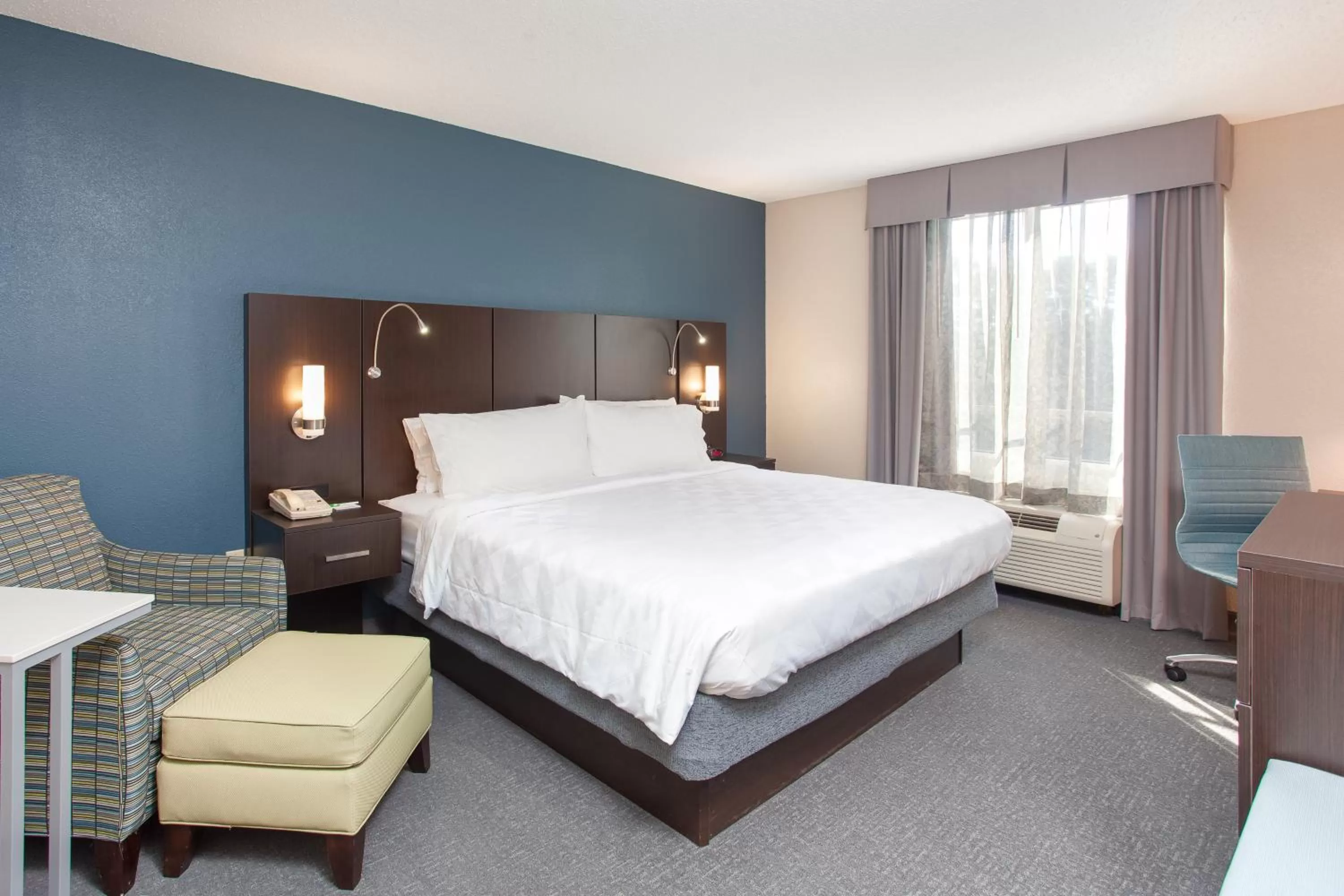 Photo of the whole room, Bed in Holiday Inn Hotel & Suites Tallahassee Conference Center North by IHG