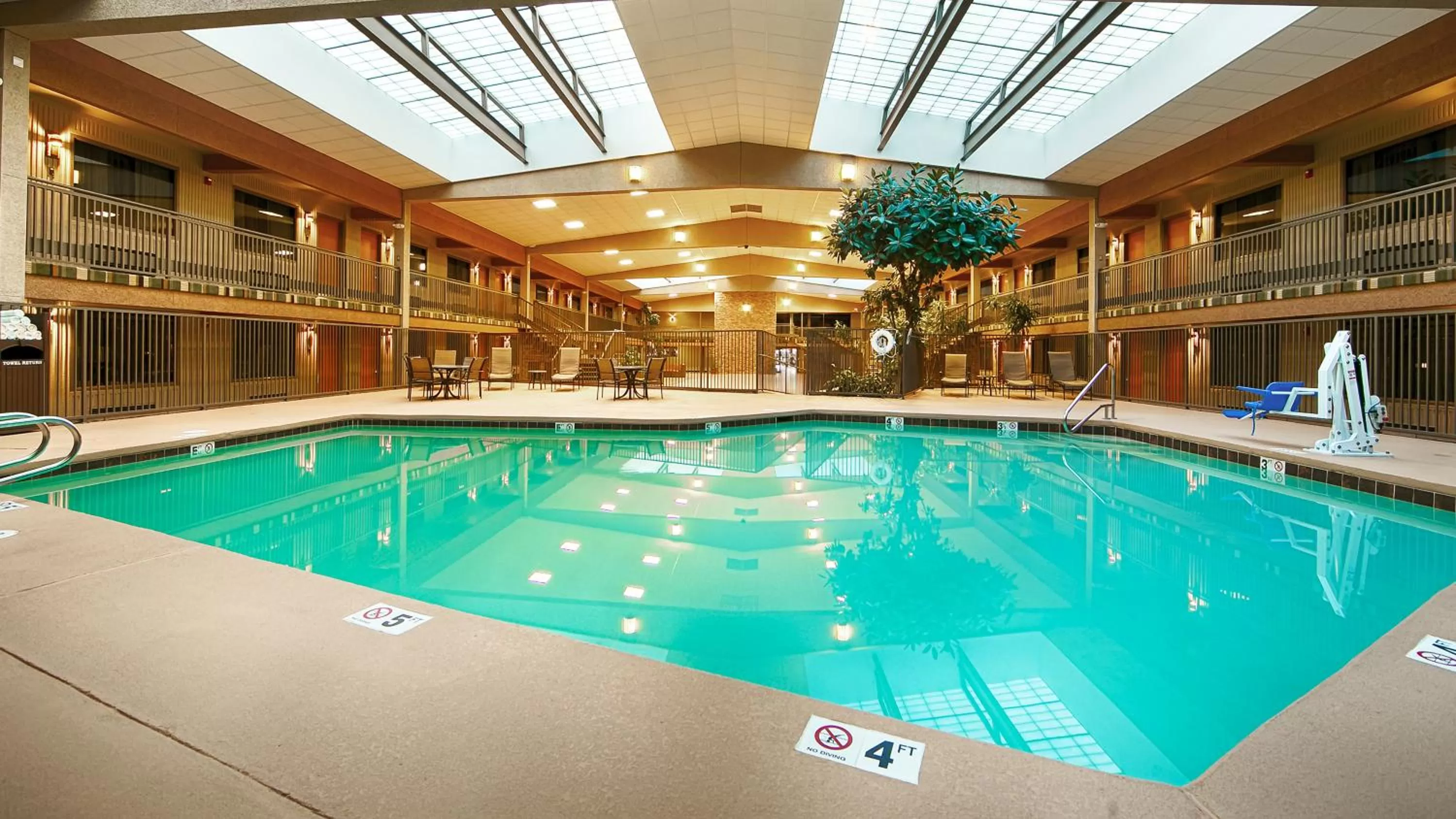 Swimming pool in Best Western Plus Raton Hotel