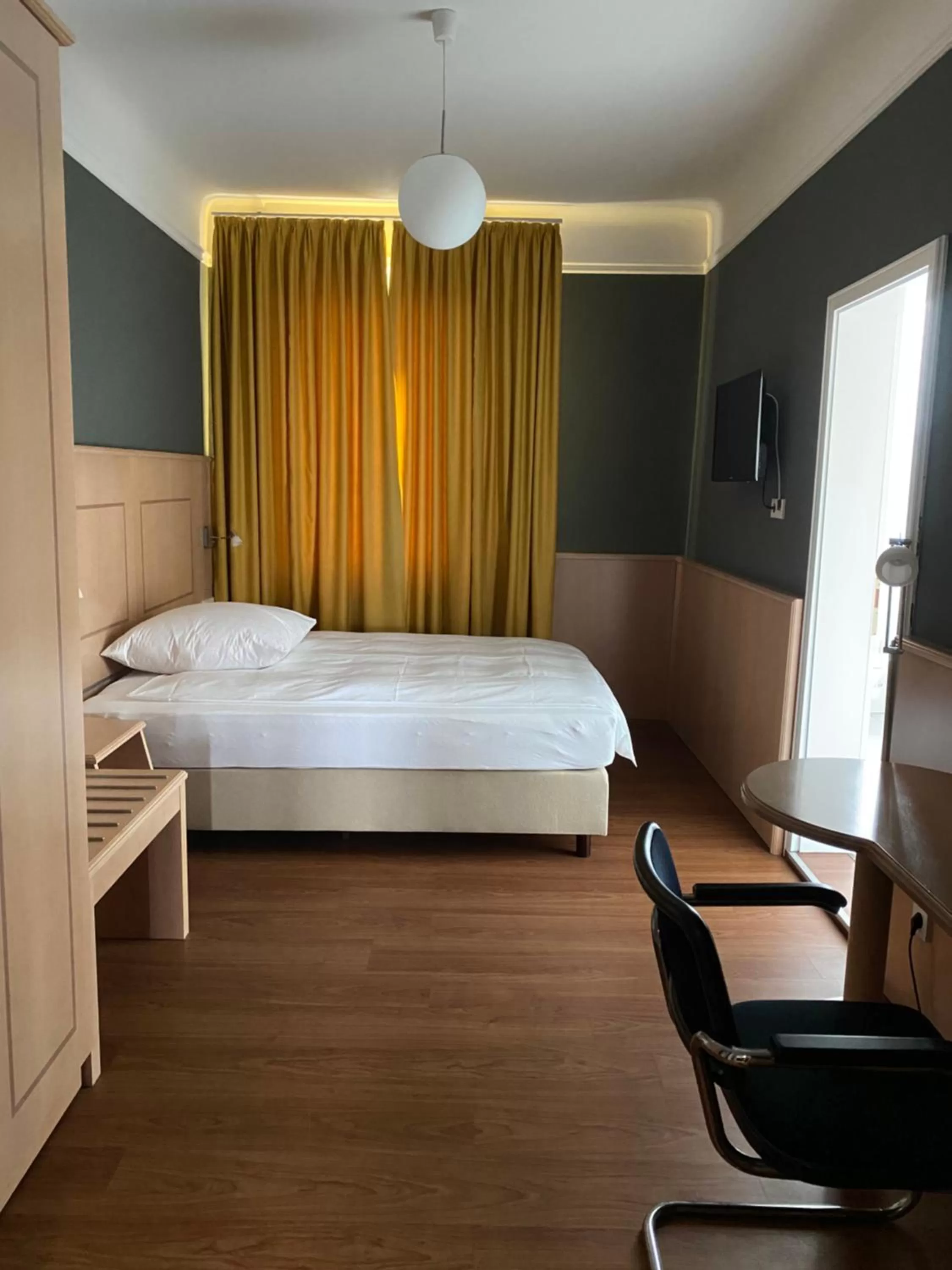 Photo of the whole room, Bed in Hotel Union