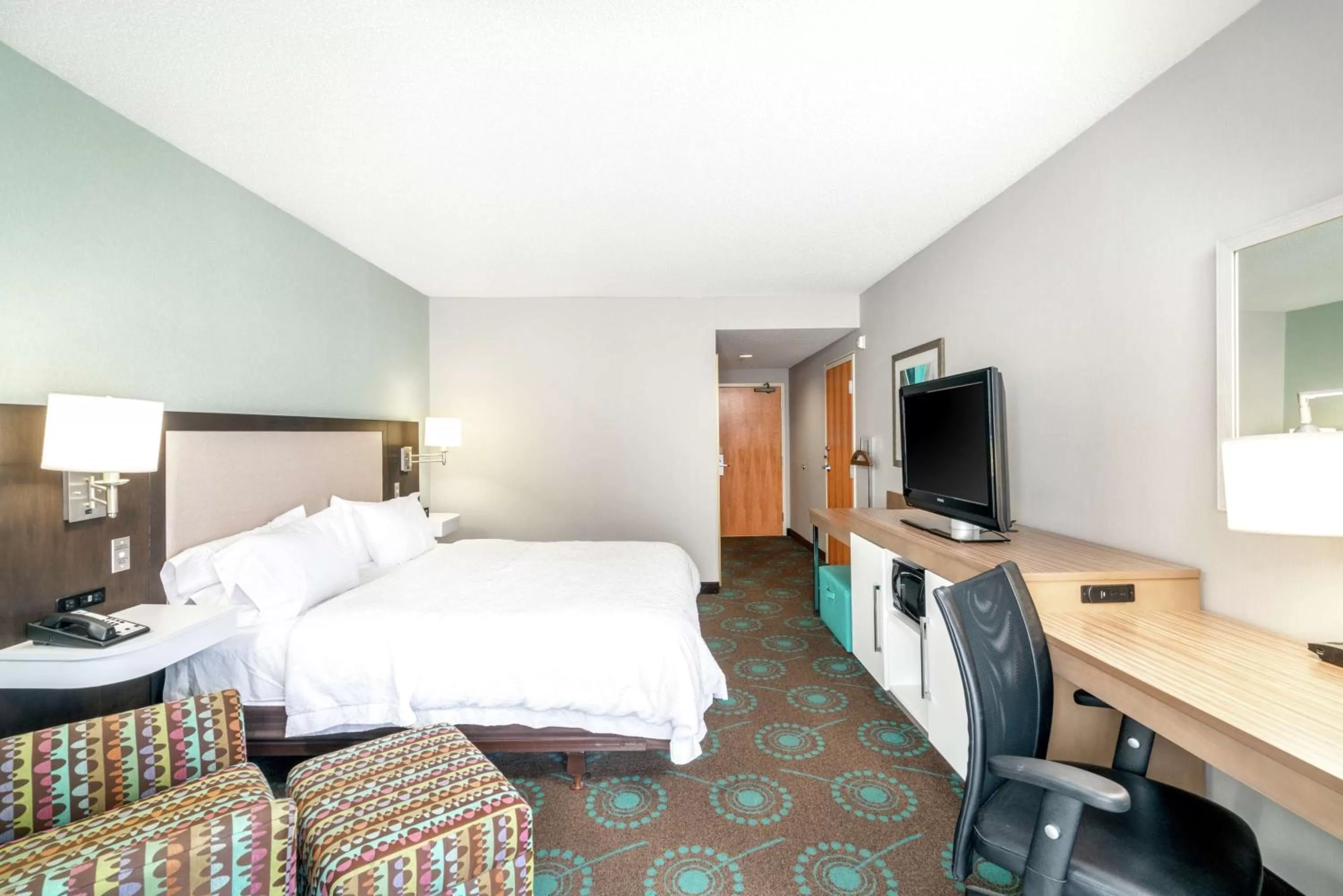 King Room wih Balcony - Mobility/Hearing Accessible - Non-Smoking in Hampton Inn & Suites Chincoteague-Waterfront, Va