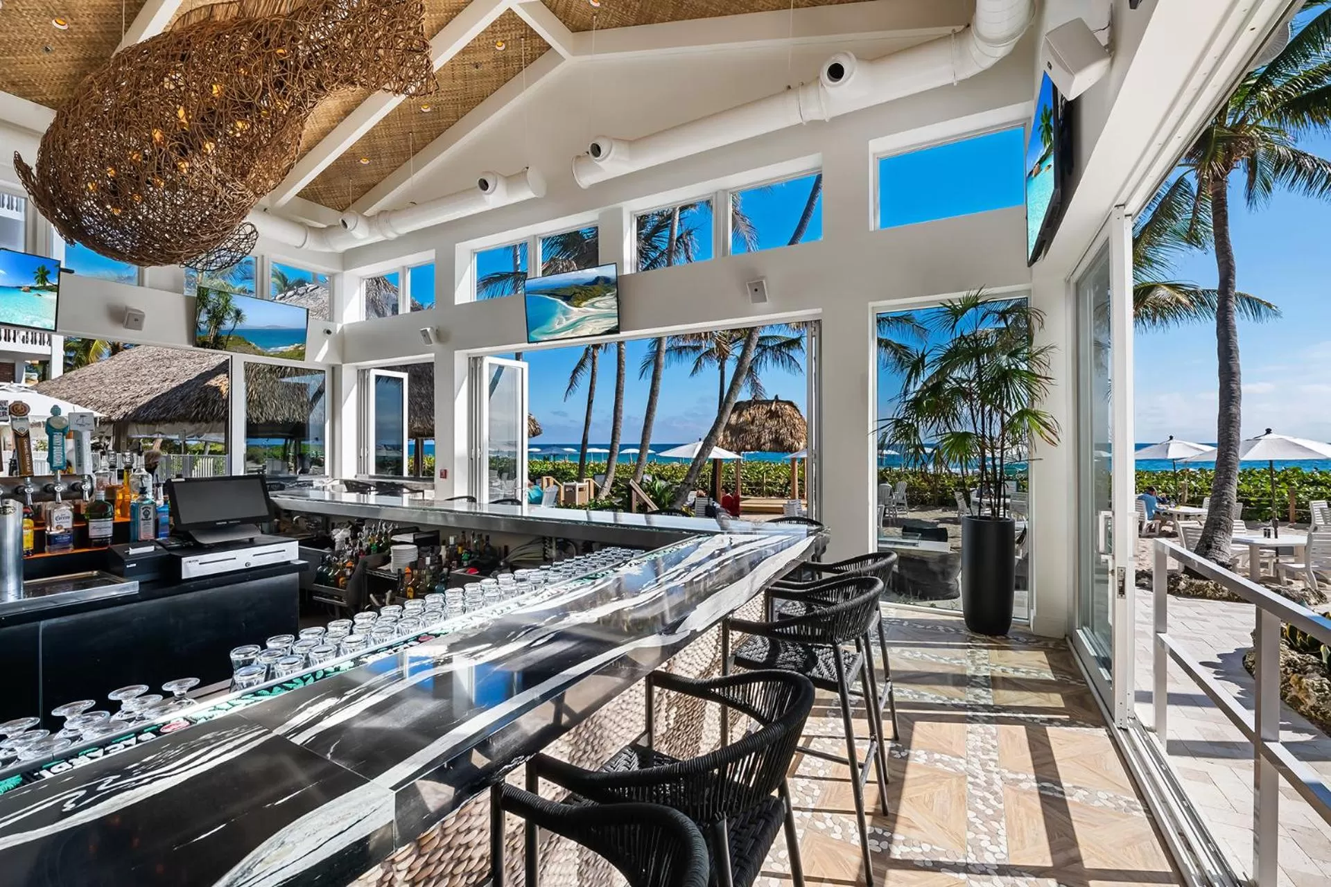 Restaurant/Places to Eat in Beachcomber Resort & Club