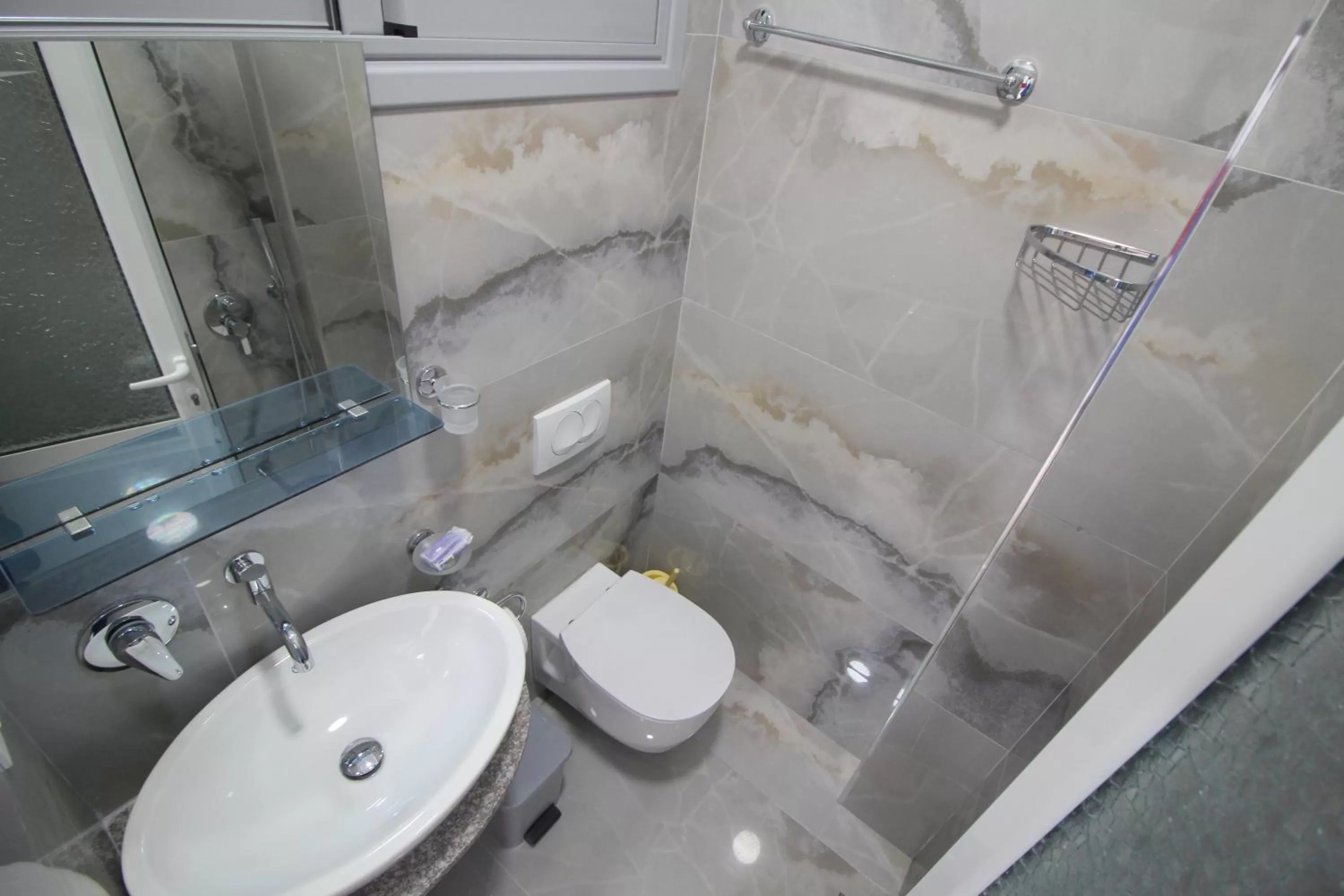 Bathroom in Murati Suites Sarandë