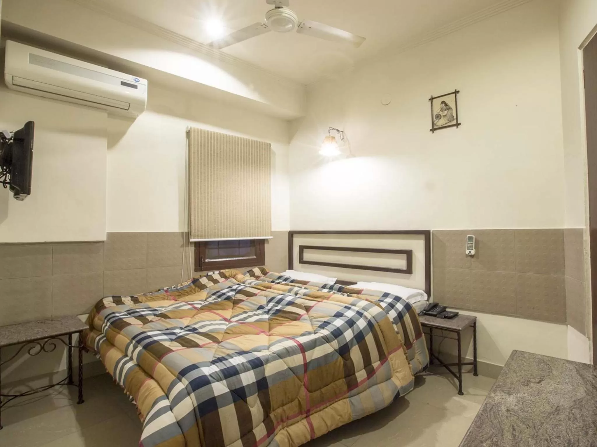 Bed in Smyle Inn - Best Value Hotel near New Delhi Station