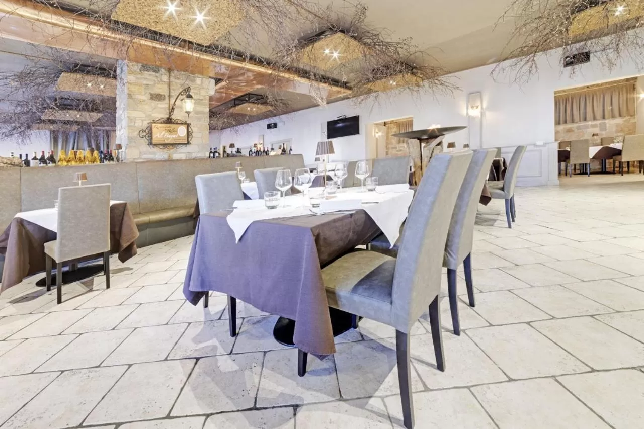 Restaurant/places to eat in Hotel Grotto Bagat
