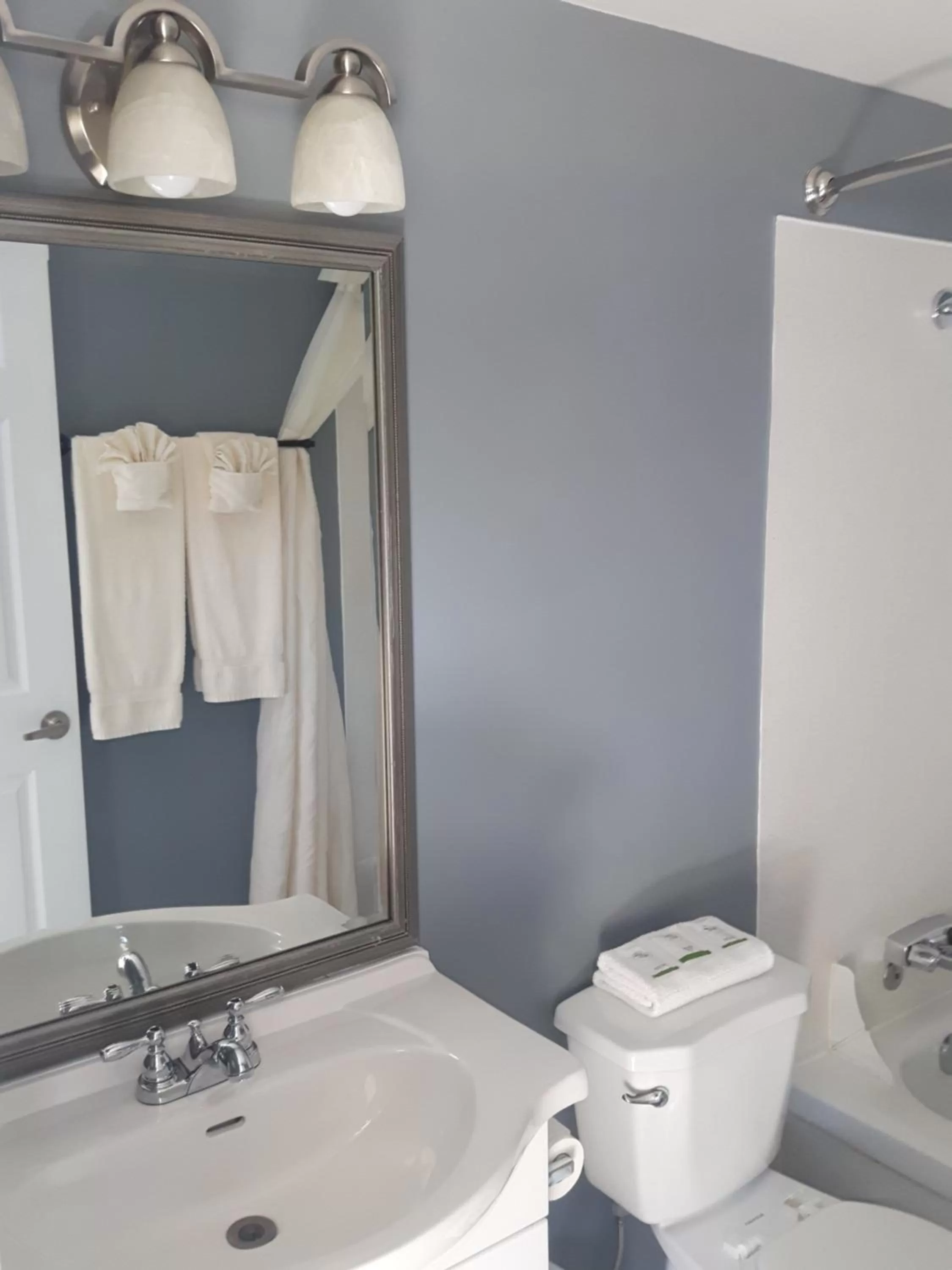 Bathroom in Fuller Lake Chemainus Motel