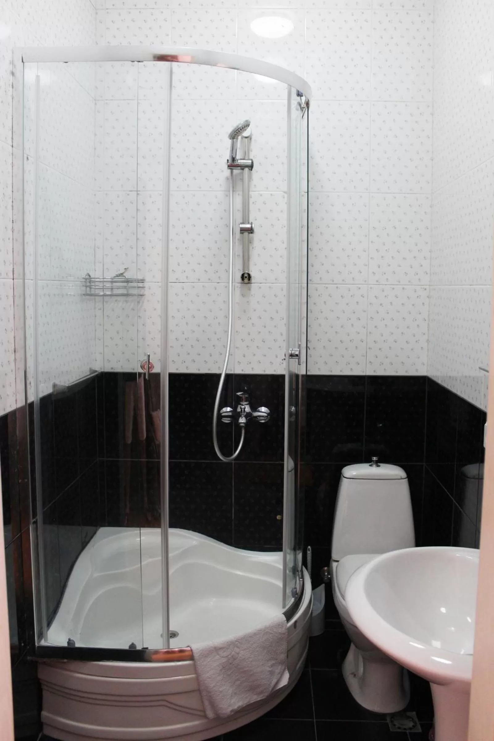 Shower in Hotel Elegant Garden