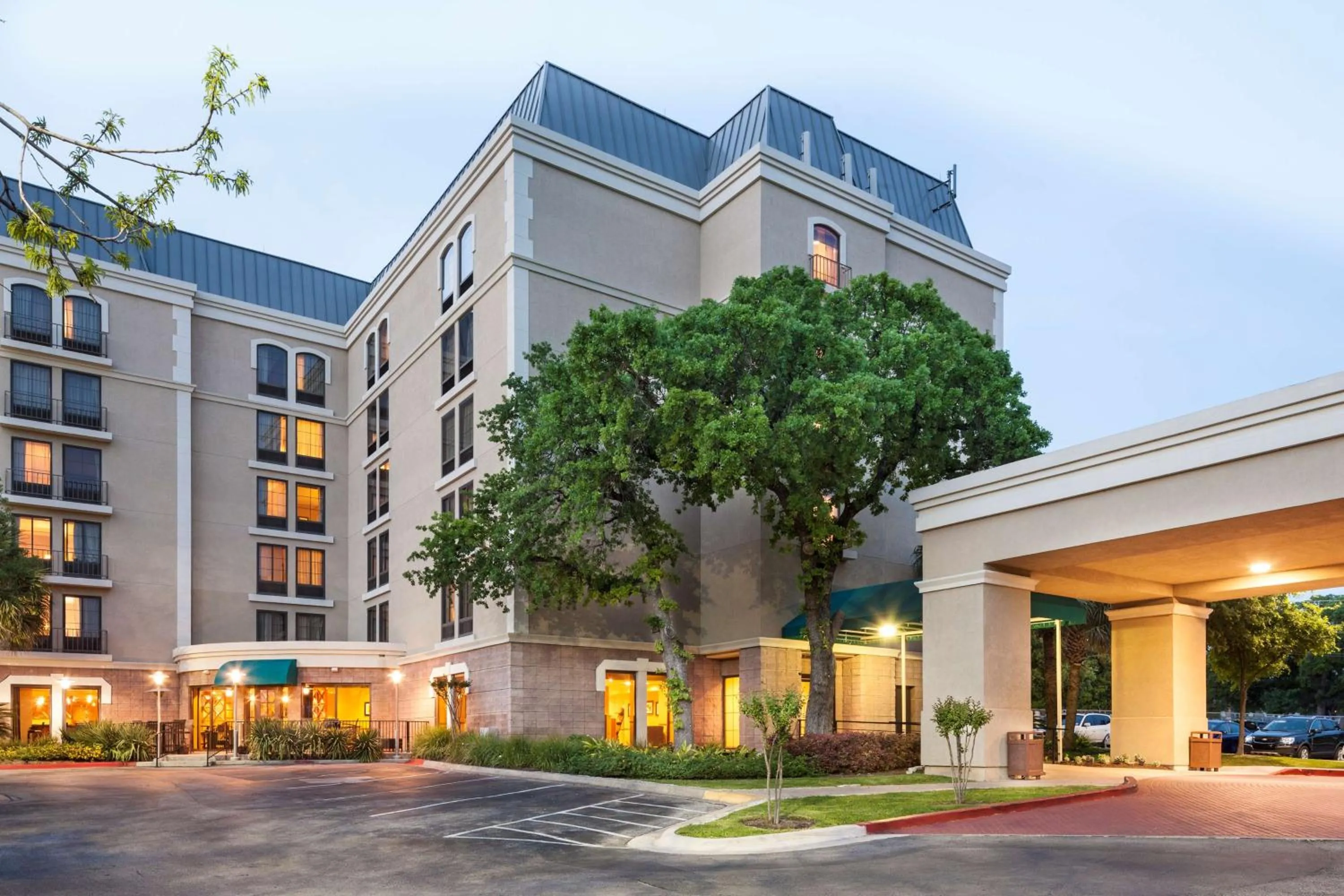 Property building in DoubleTree by Hilton Austin-University Area