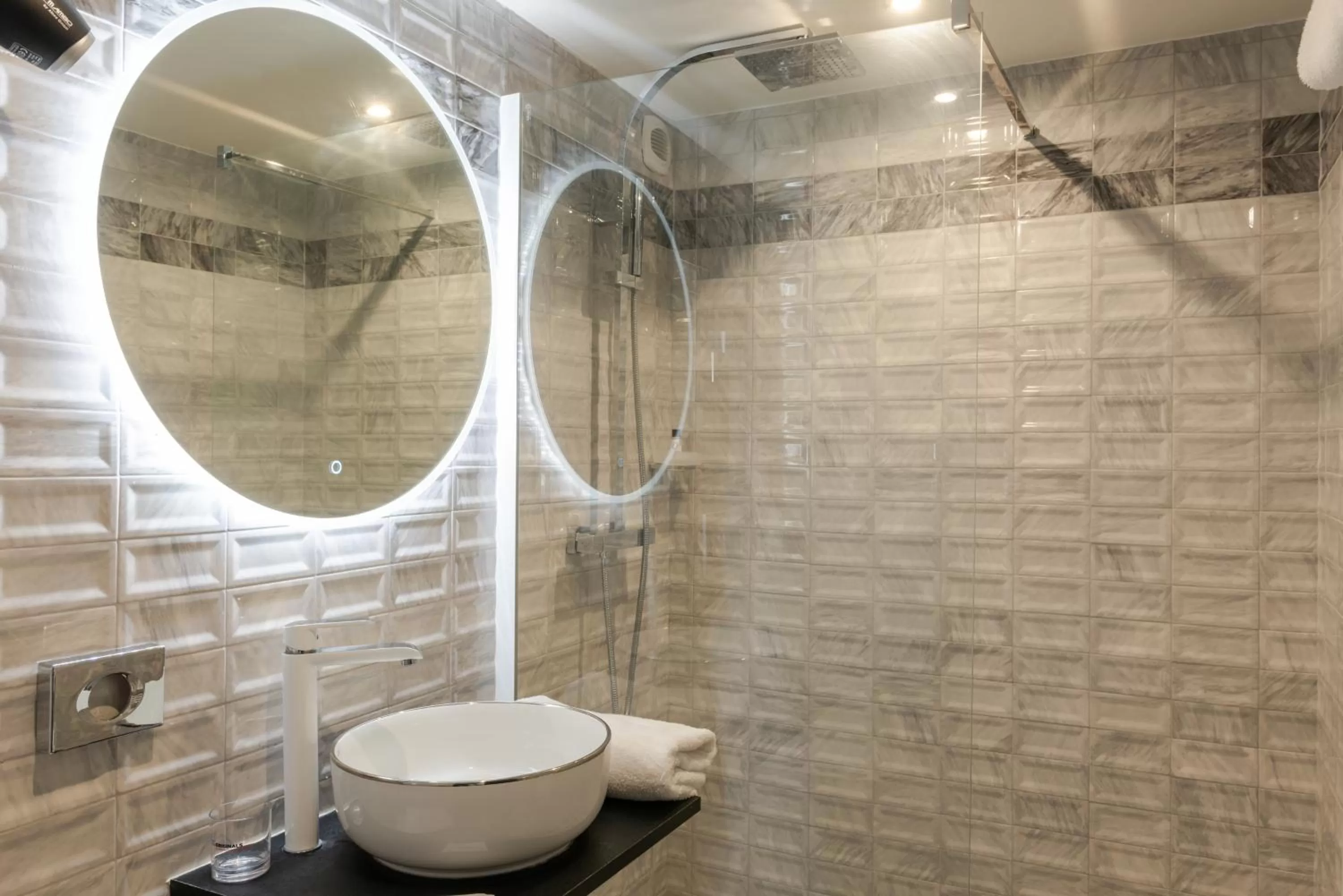 Shower in The Originals City, Hôtel Rennes Sud