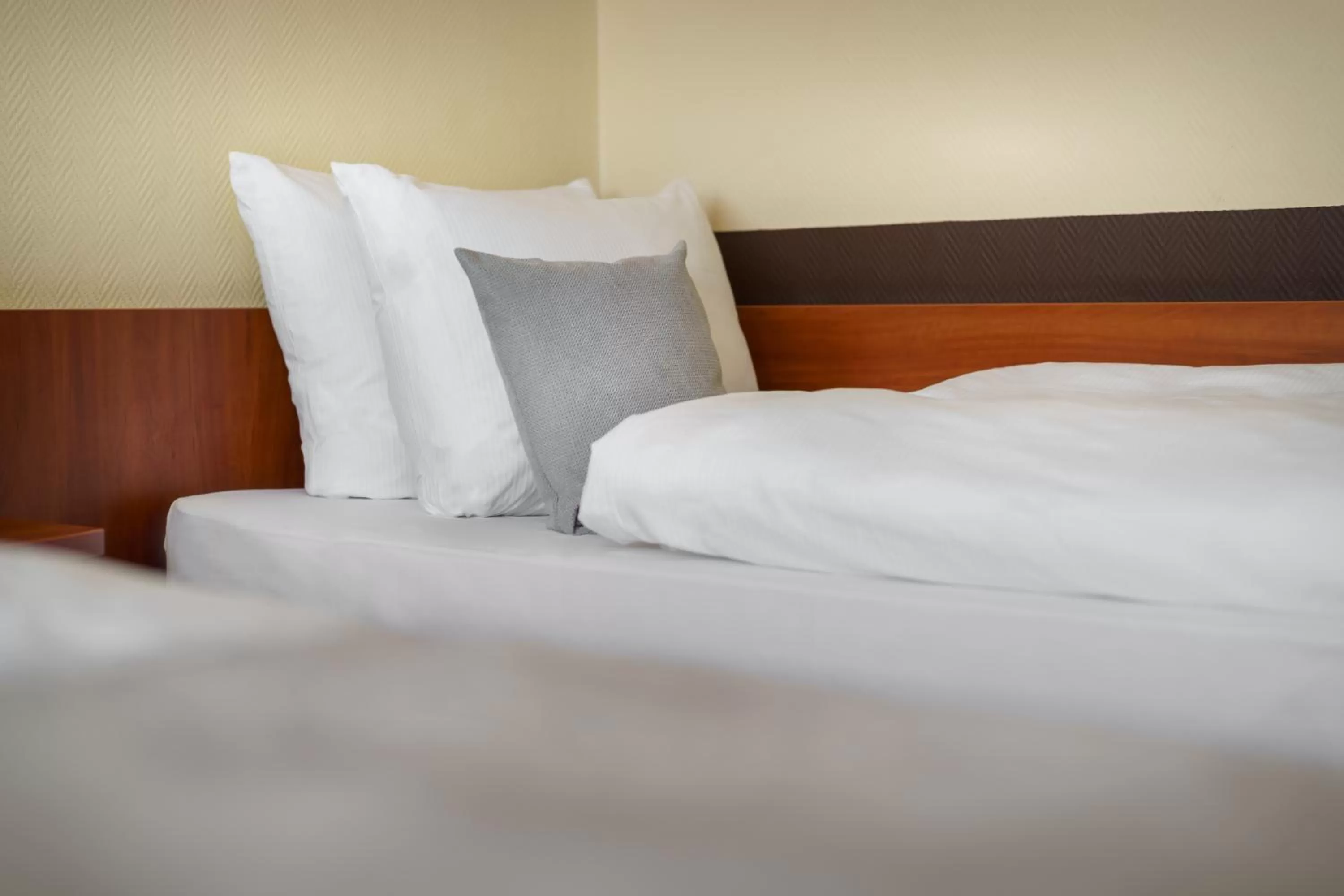 Photo of the whole room, Bed in Hotel Kronprinz Hamburg Hauptbahnhof