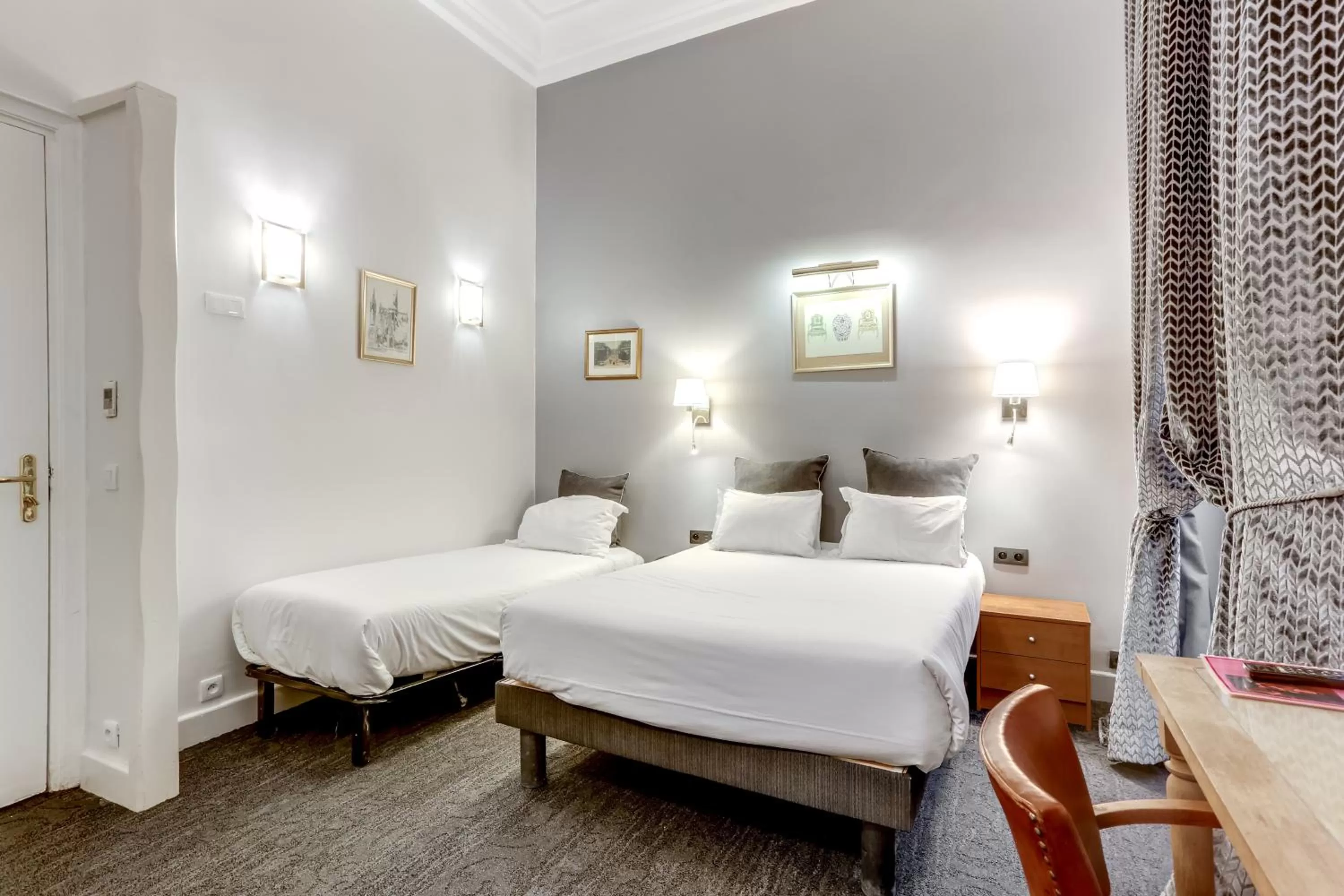 Bed in Hotel Opera Maintenon