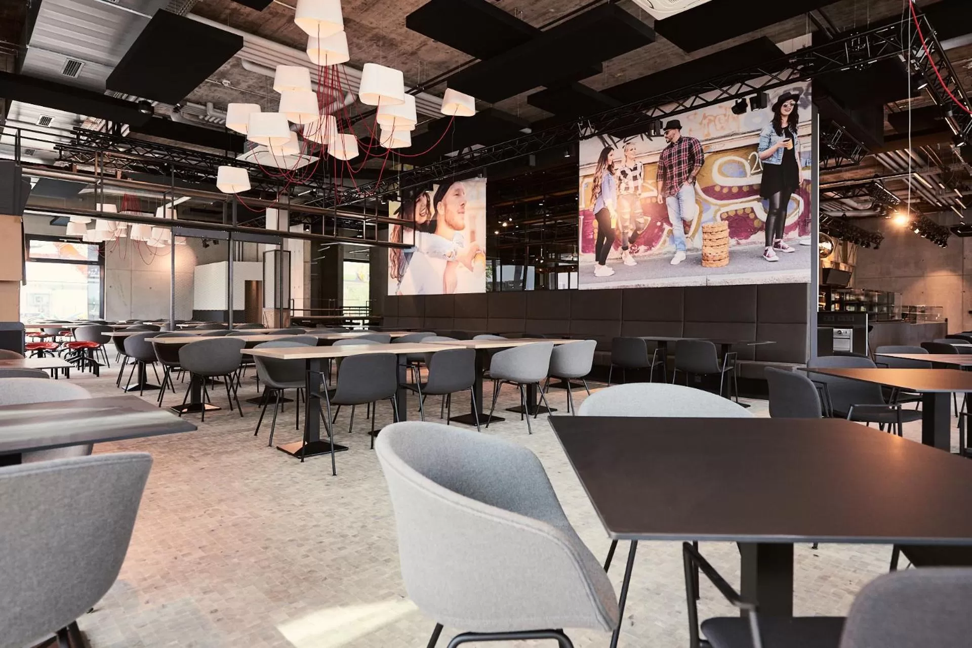 Restaurant/places to eat, Lounge/Bar in bäck stage