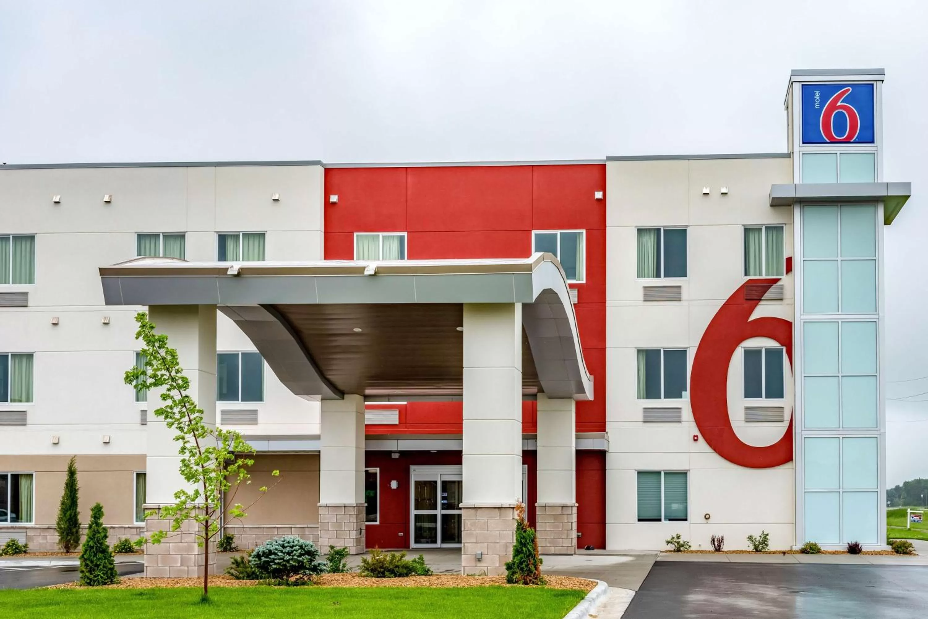 Property building in Motel 6-Mankato, MN