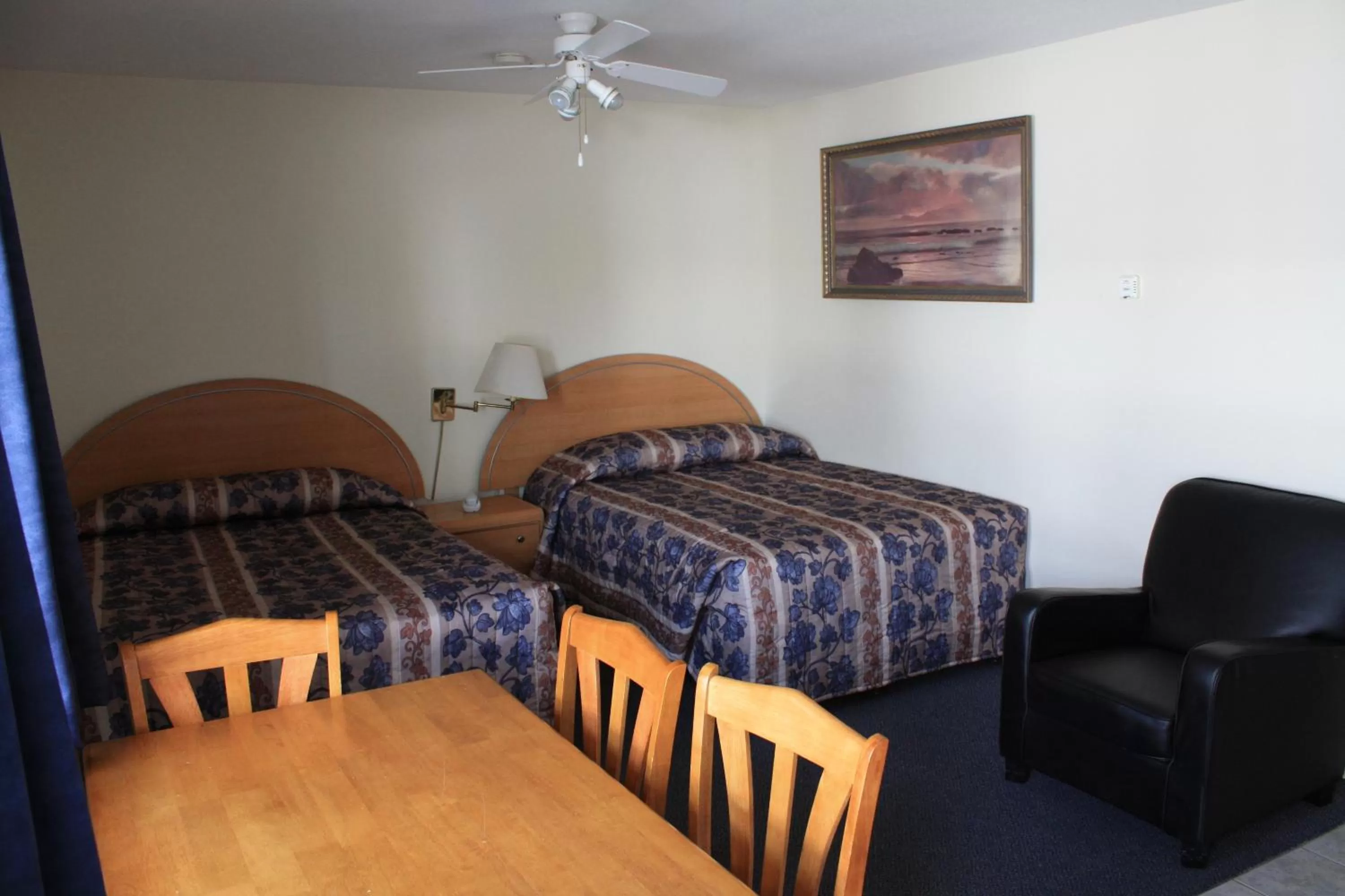 Dining area, Bed in Sunny Beach Motel