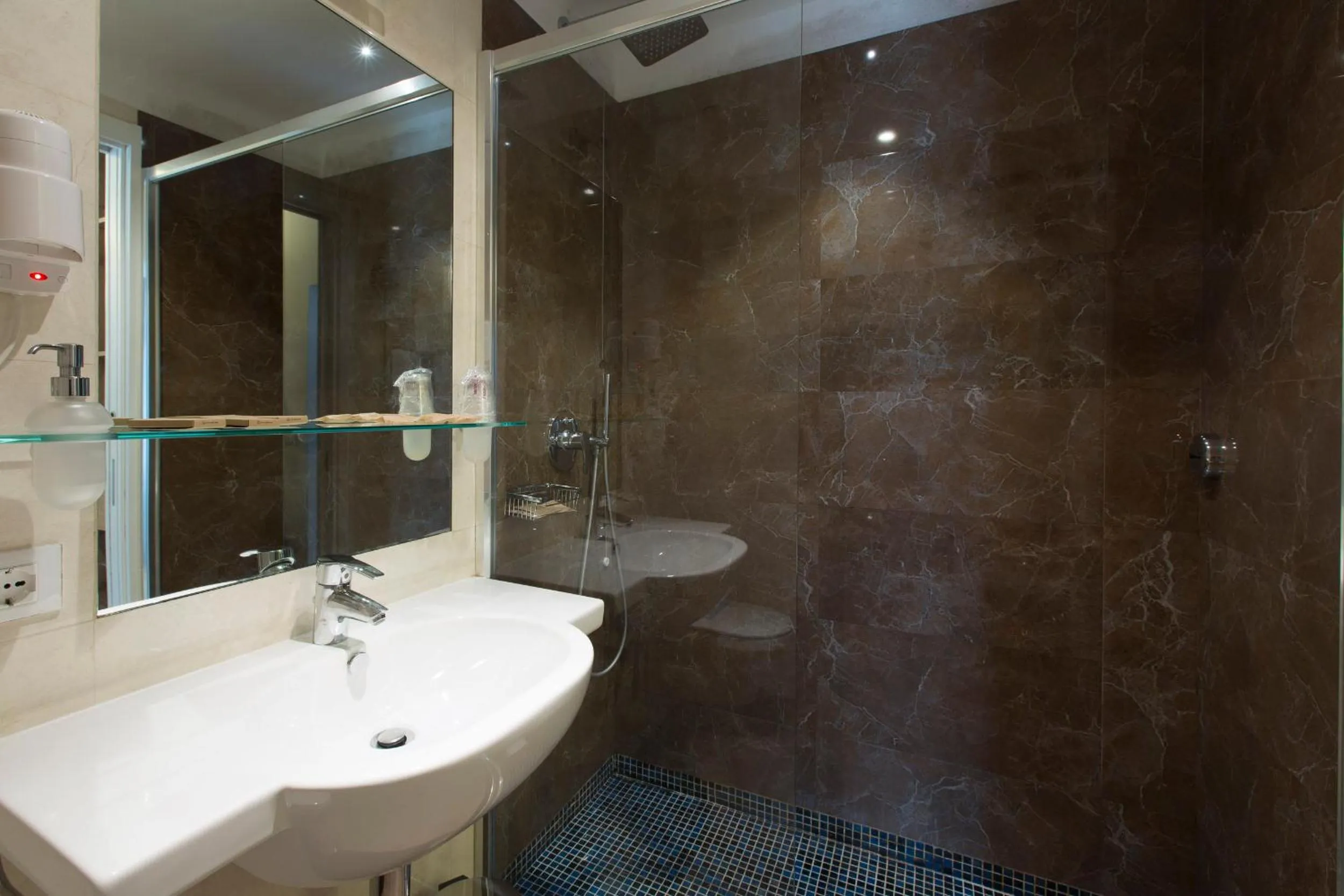 Bathroom in Floris Hotel