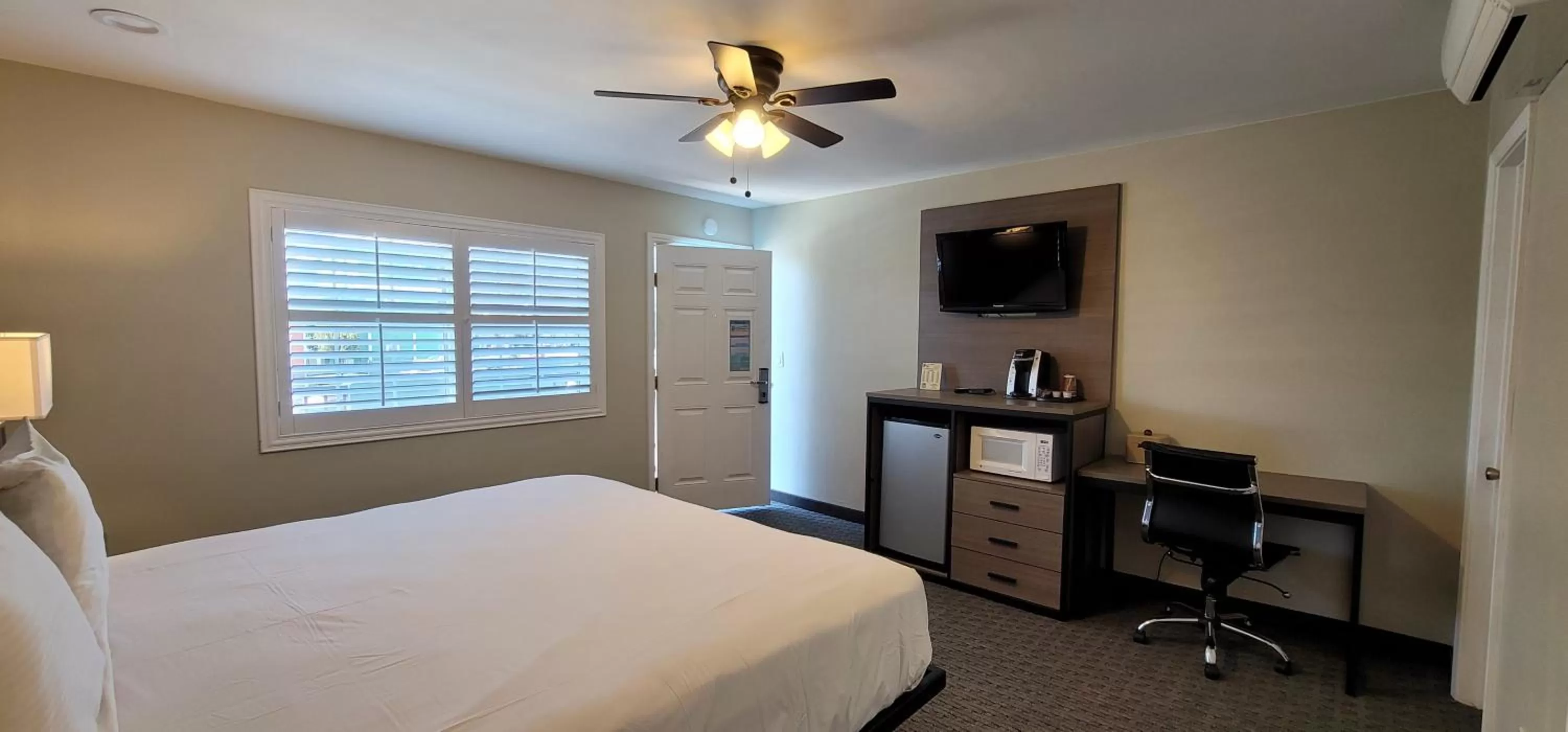 Photo of the whole room, Bed in Beachwalker Inn & Suites