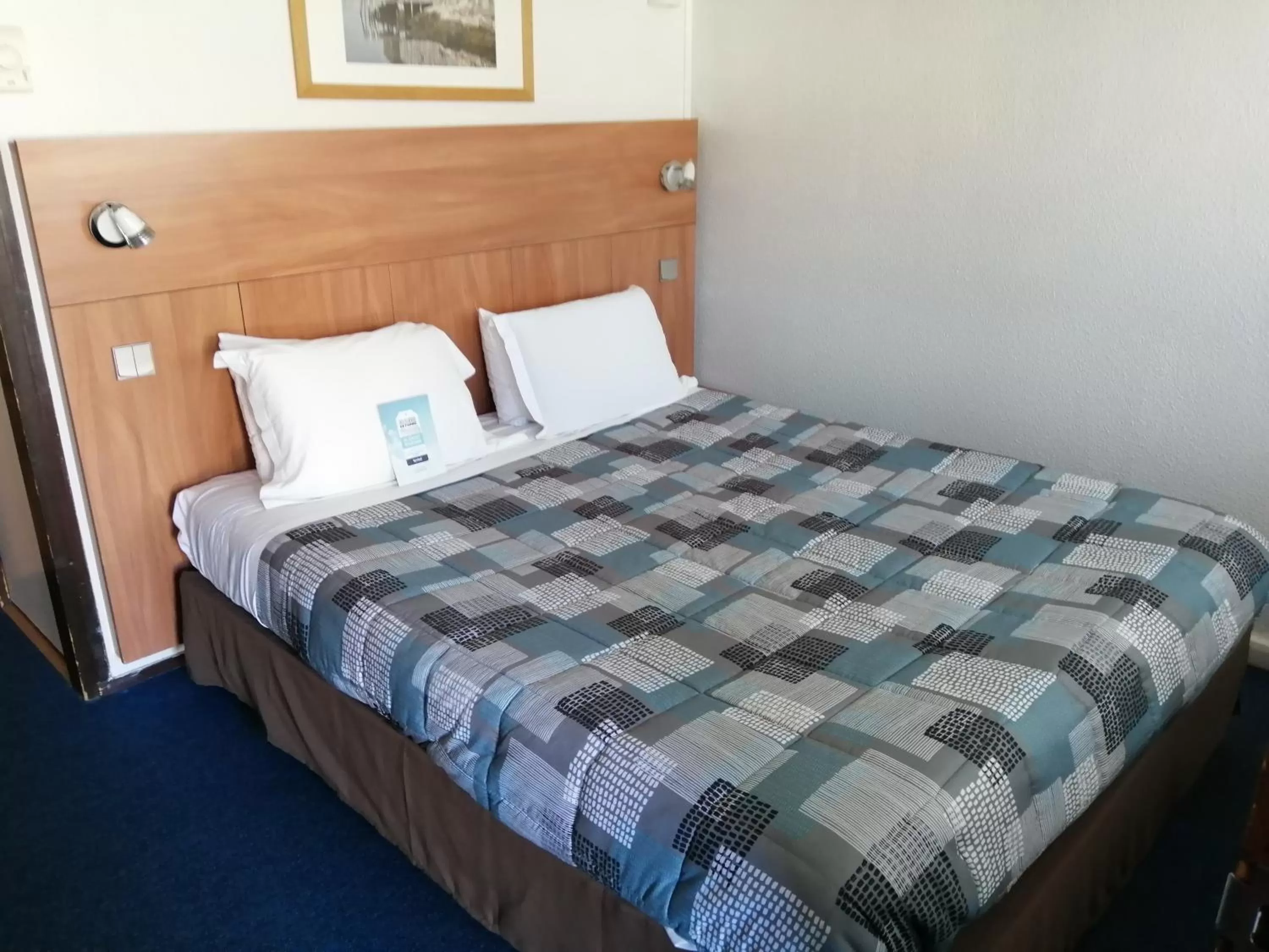 Bed in Kyriad Angers Sud Ponts-De-Cé