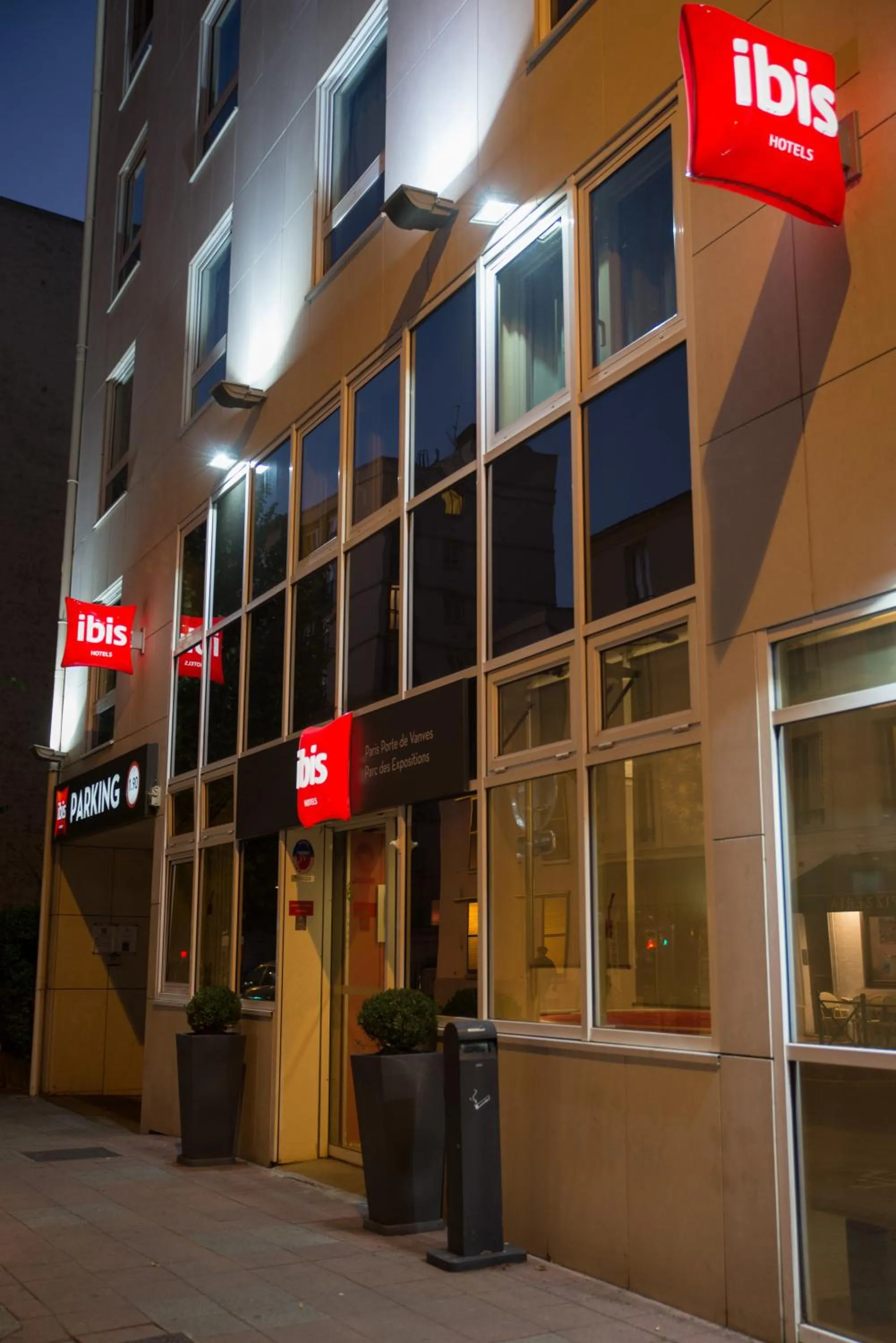 Facade/entrance in ibis Paris Vanves Parc des Expositions