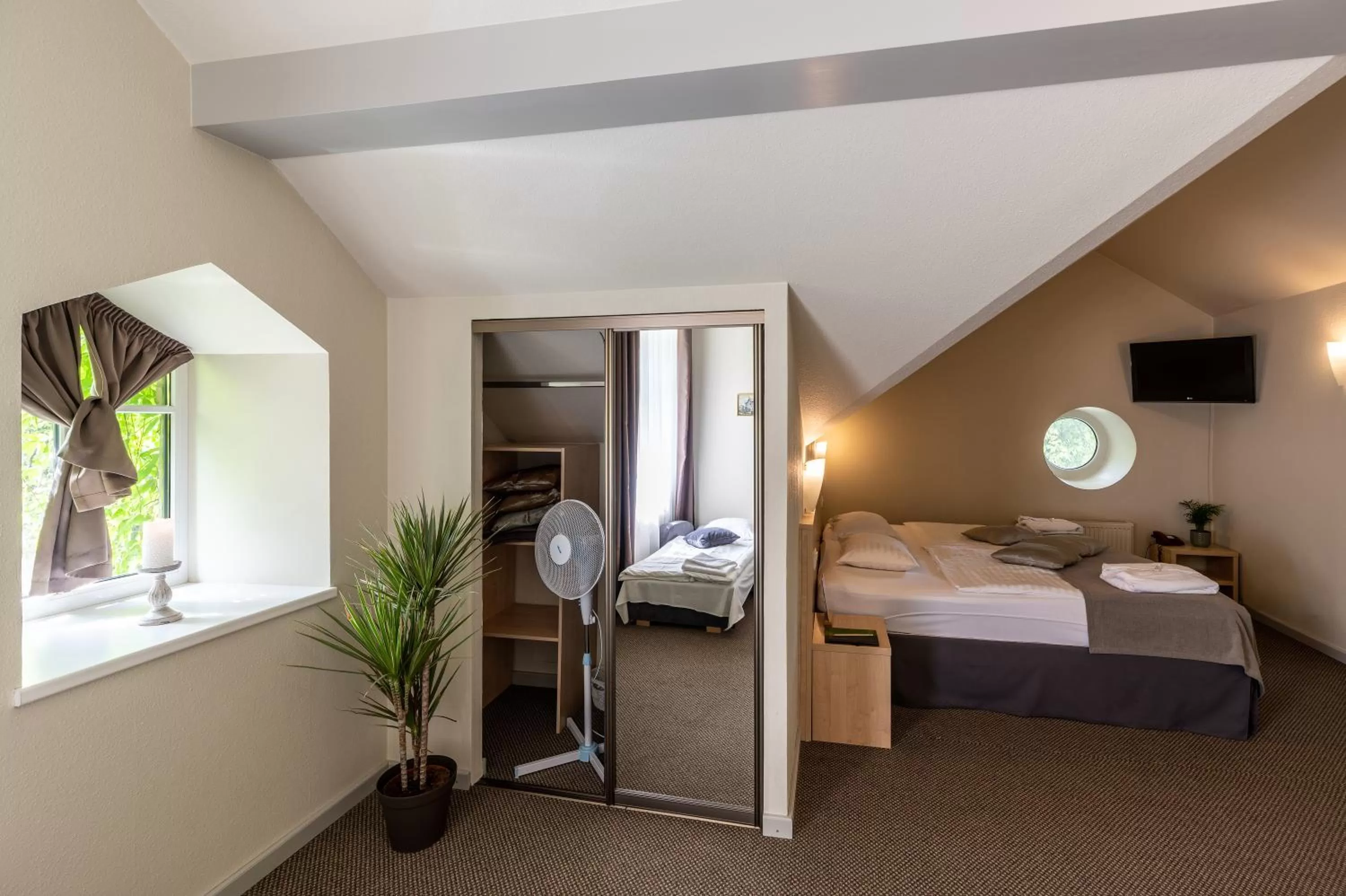 hair dresser, Bed in Hotel Sigulda