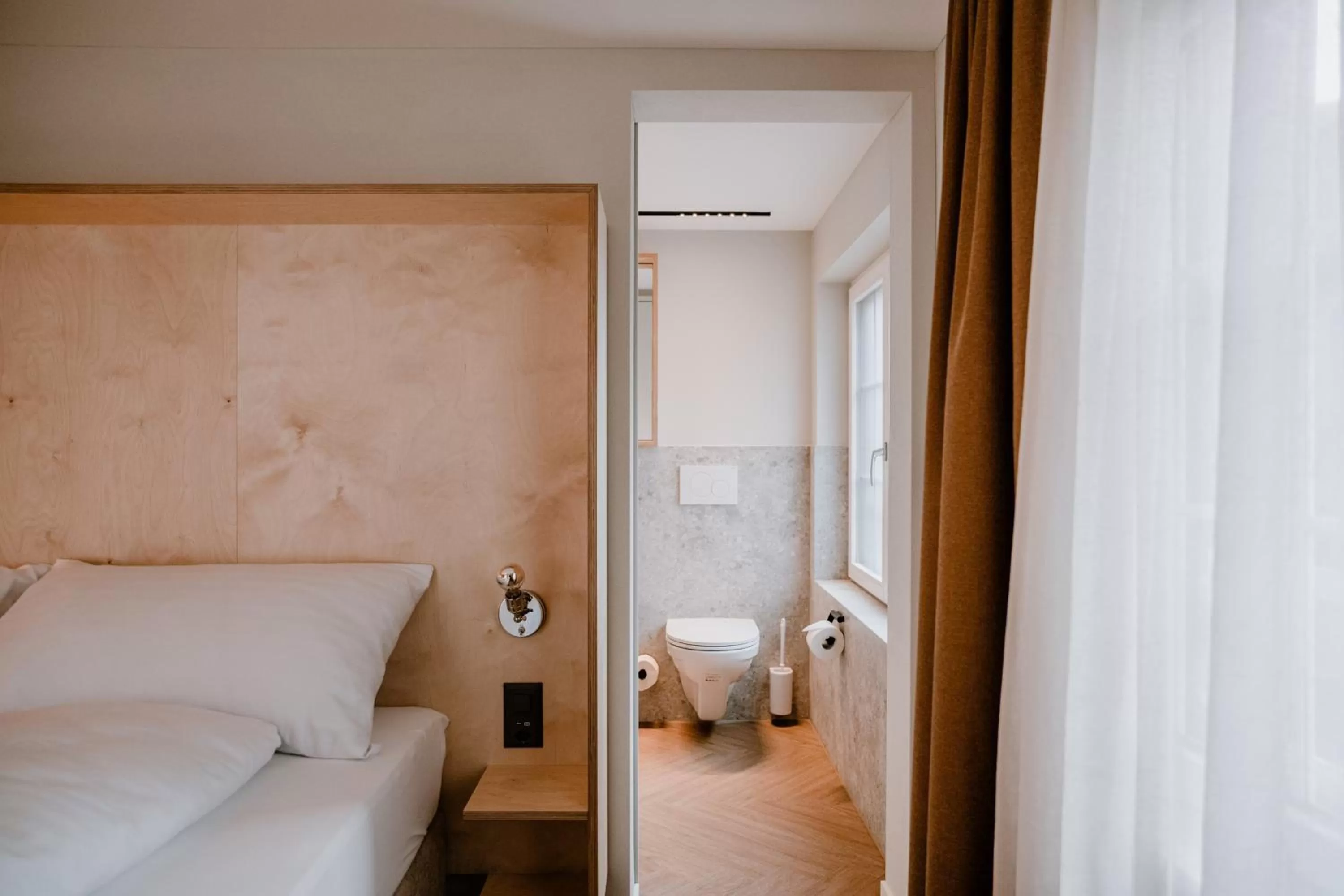 Photo of the whole room, Bathroom in Hotel Müllers Self-Check-In