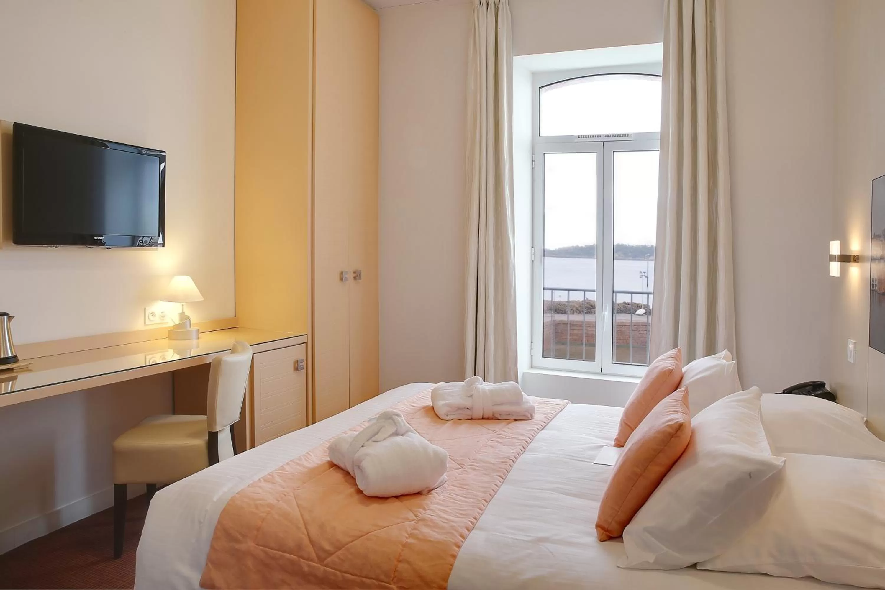 Day, Bed in Best Western Plus Les Terrasses de Bréhat