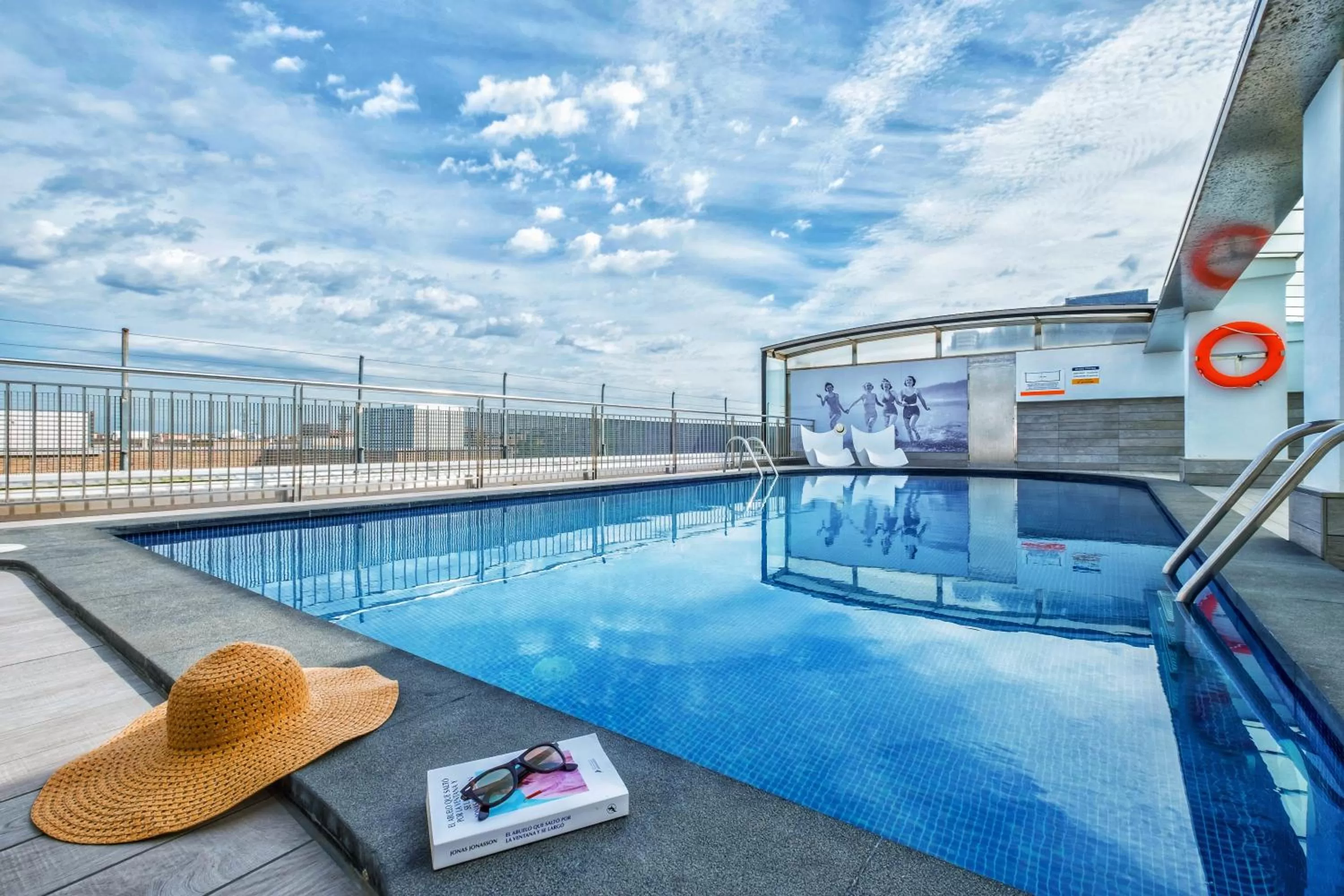 Swimming pool in Regente Aragón Gastronómico