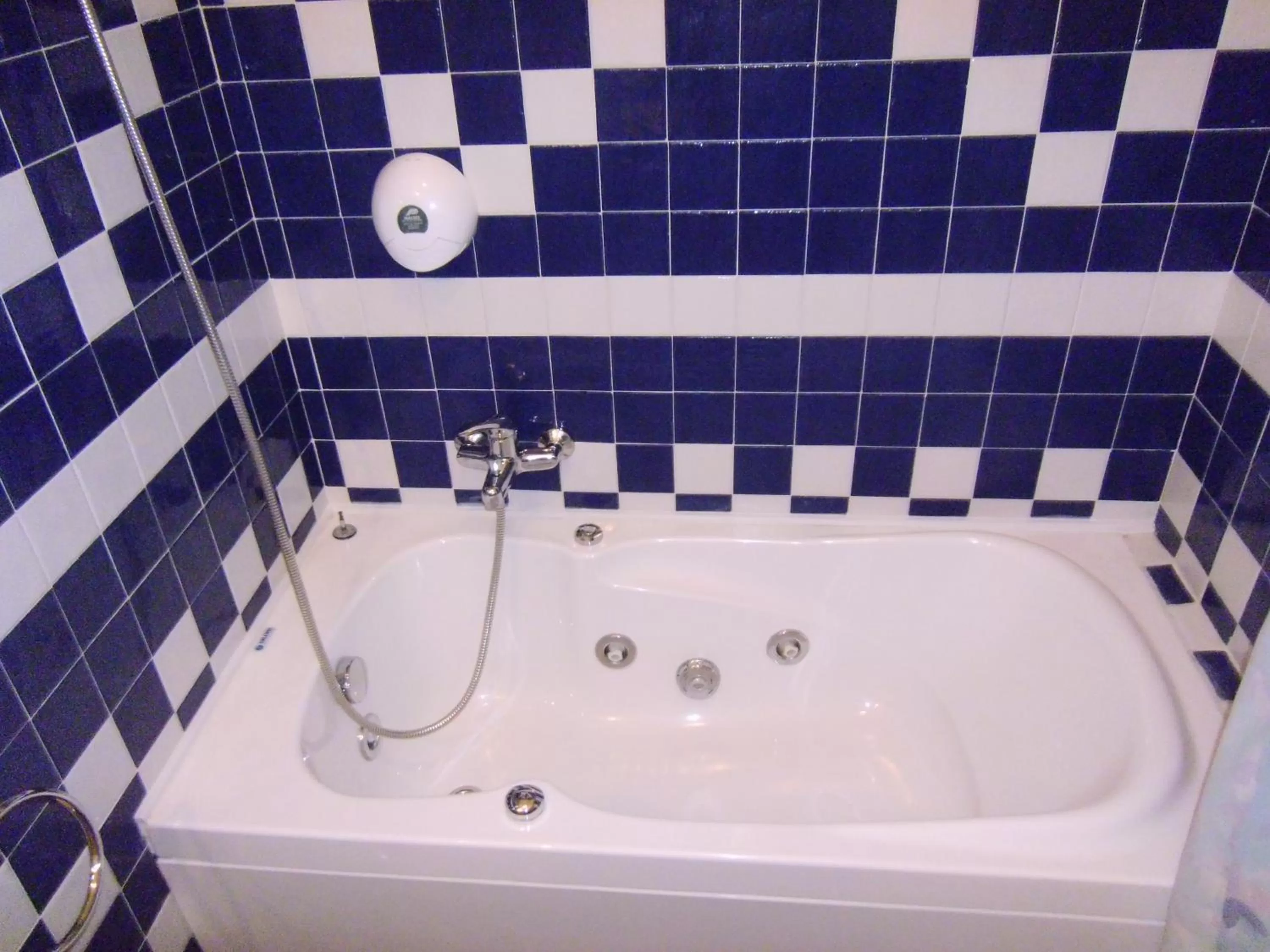 Toilet in Cambridge Hotel