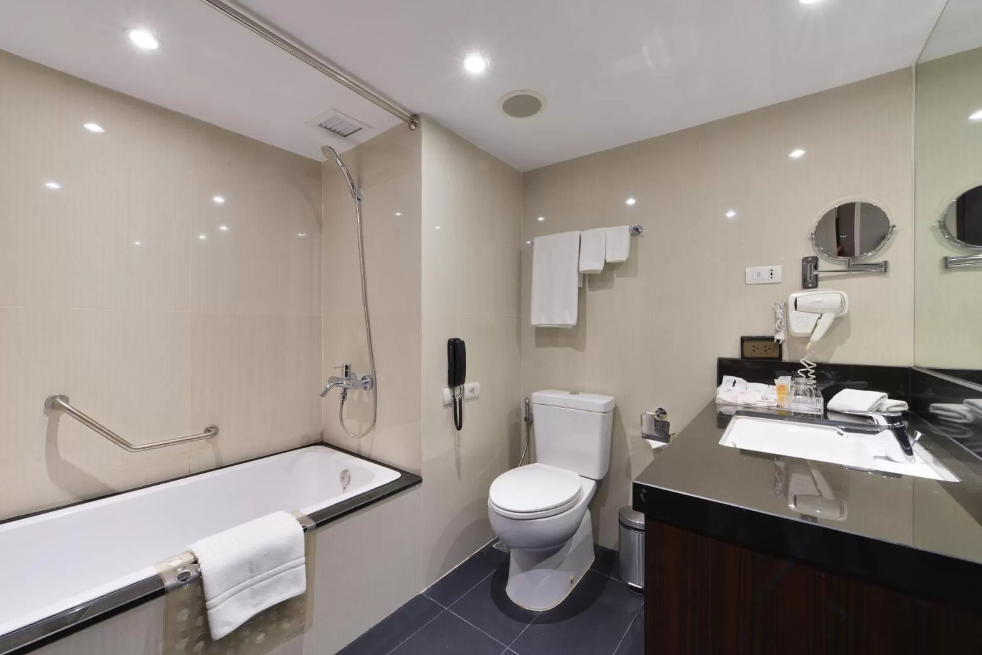 Bathroom in Hotel Royal Bangkok