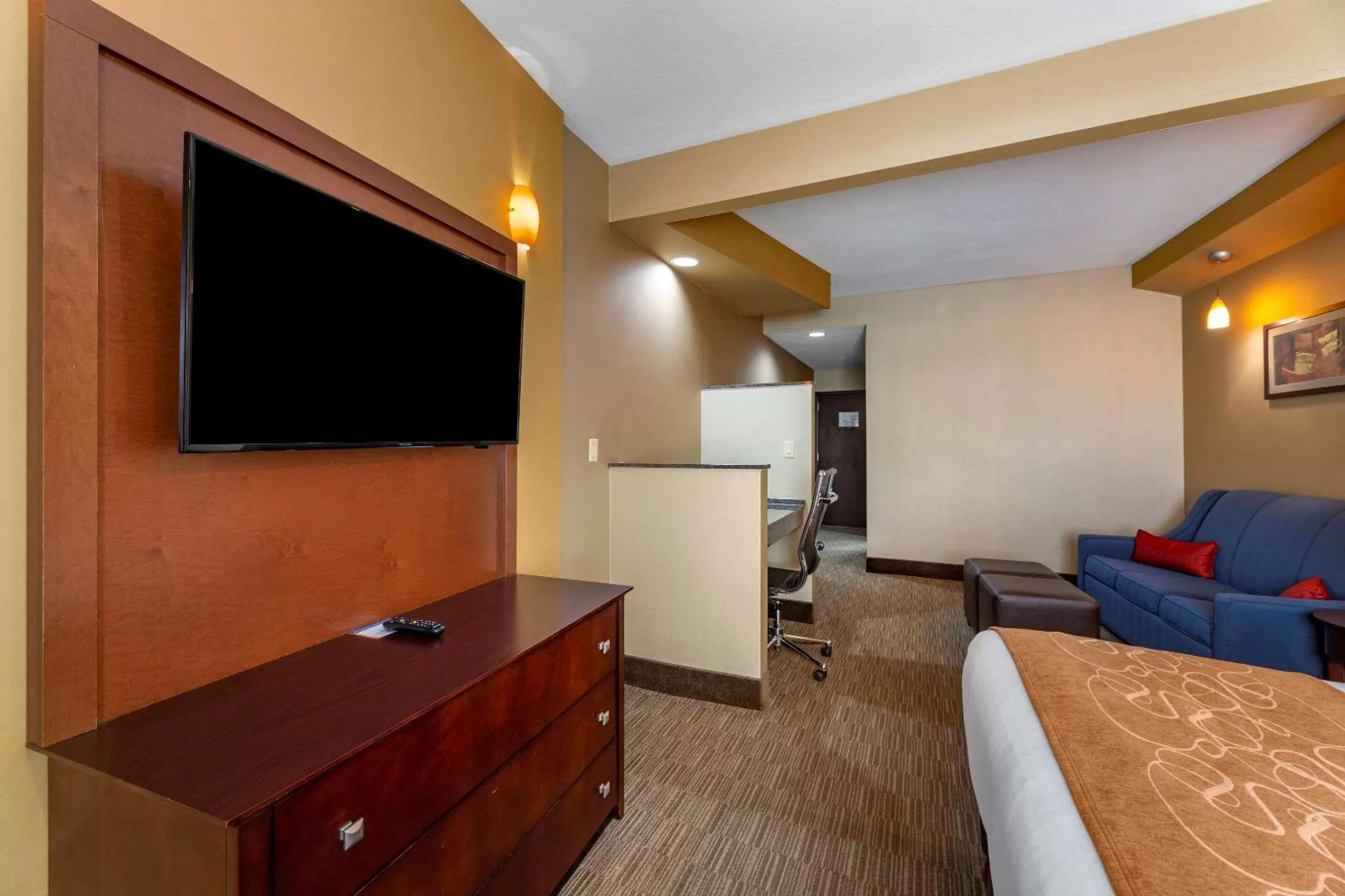 Bedroom in Comfort Suites Perrysburg - Toledo South