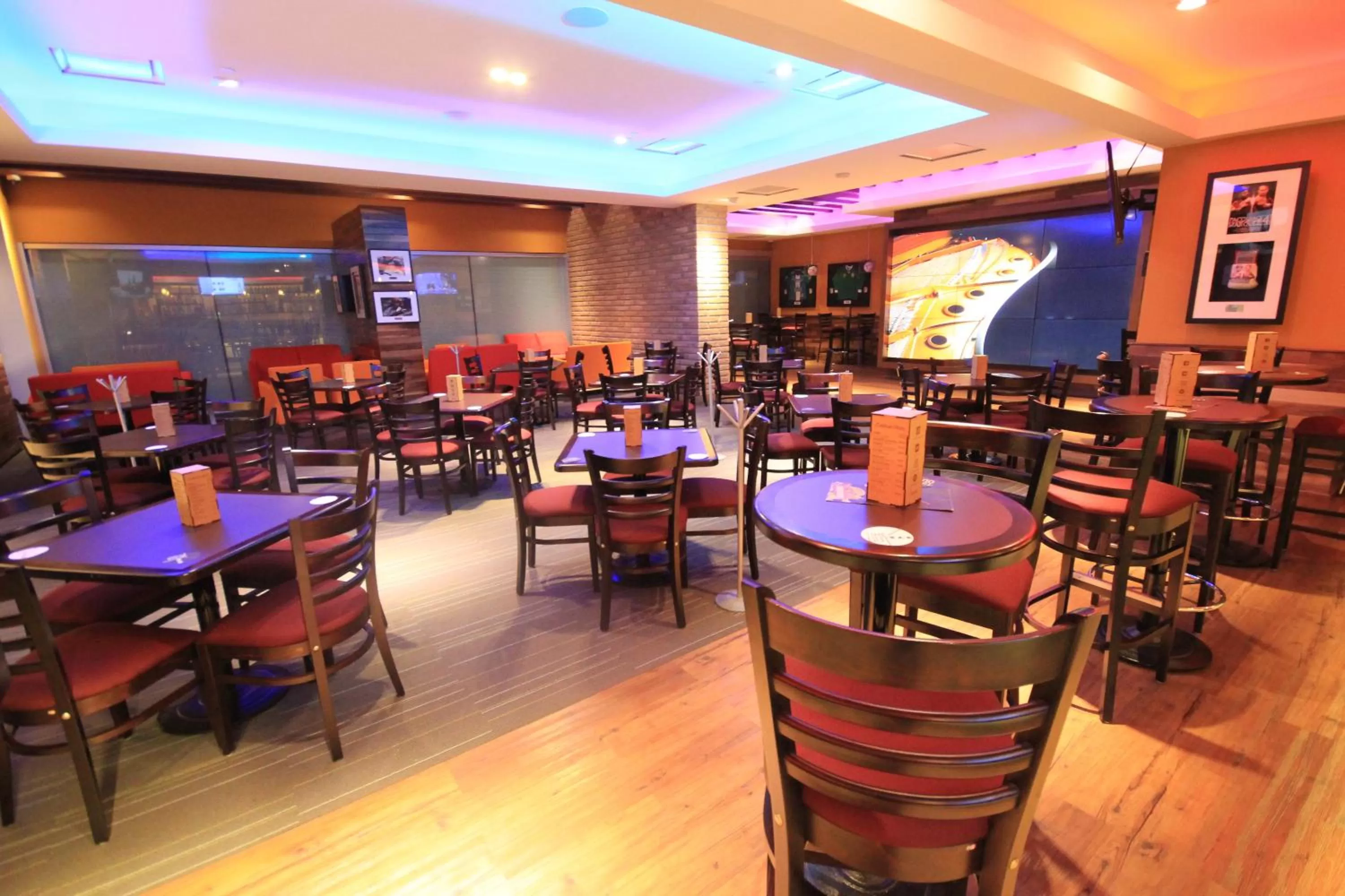 Lounge or bar in Holiday Inn & Suites Plaza Mayor by IHG