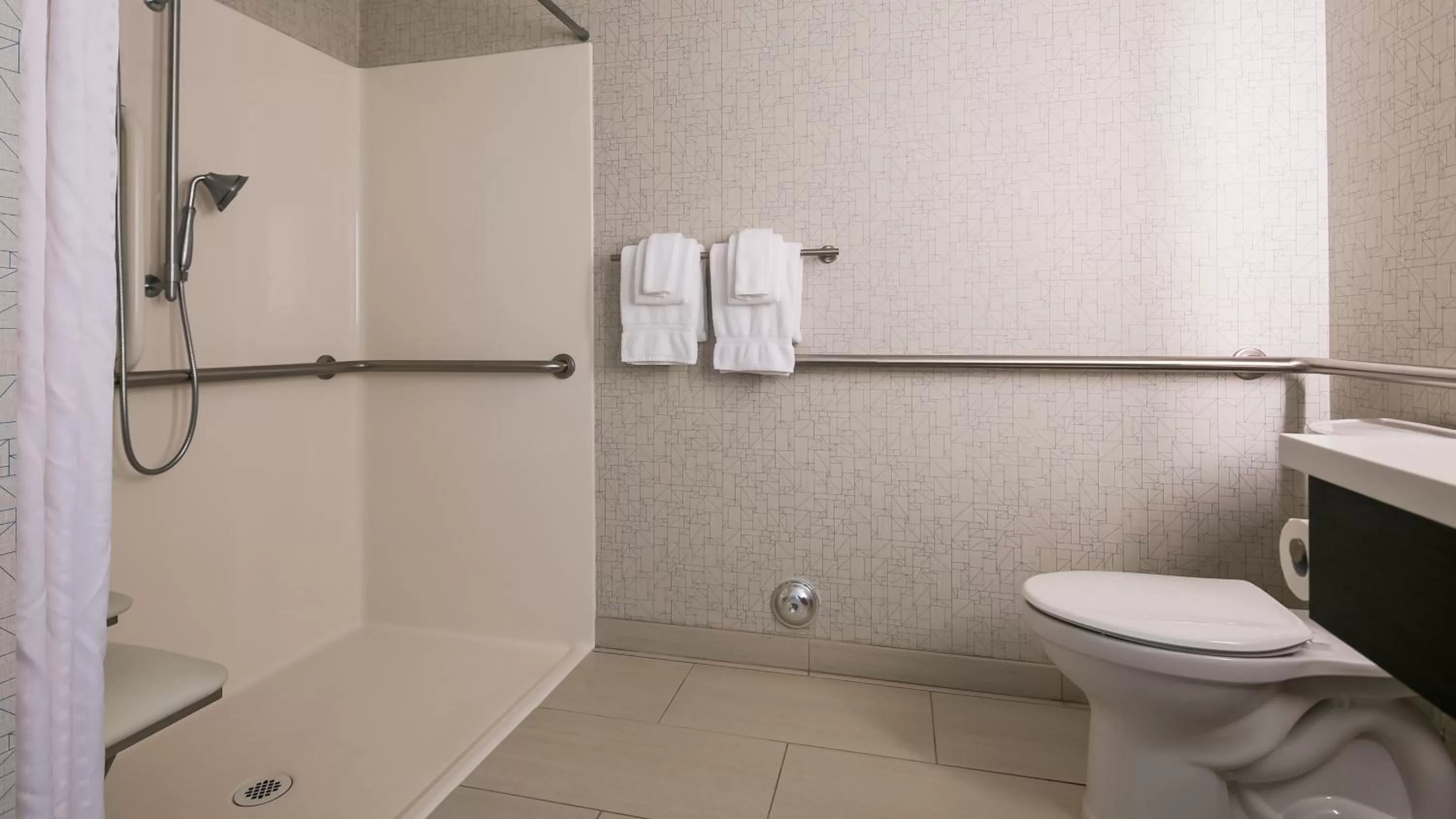 Double Room - Mobility Access with Roll-in Shower in Holiday Inn Express Hotel & Suites Everett, an IHG Hotel