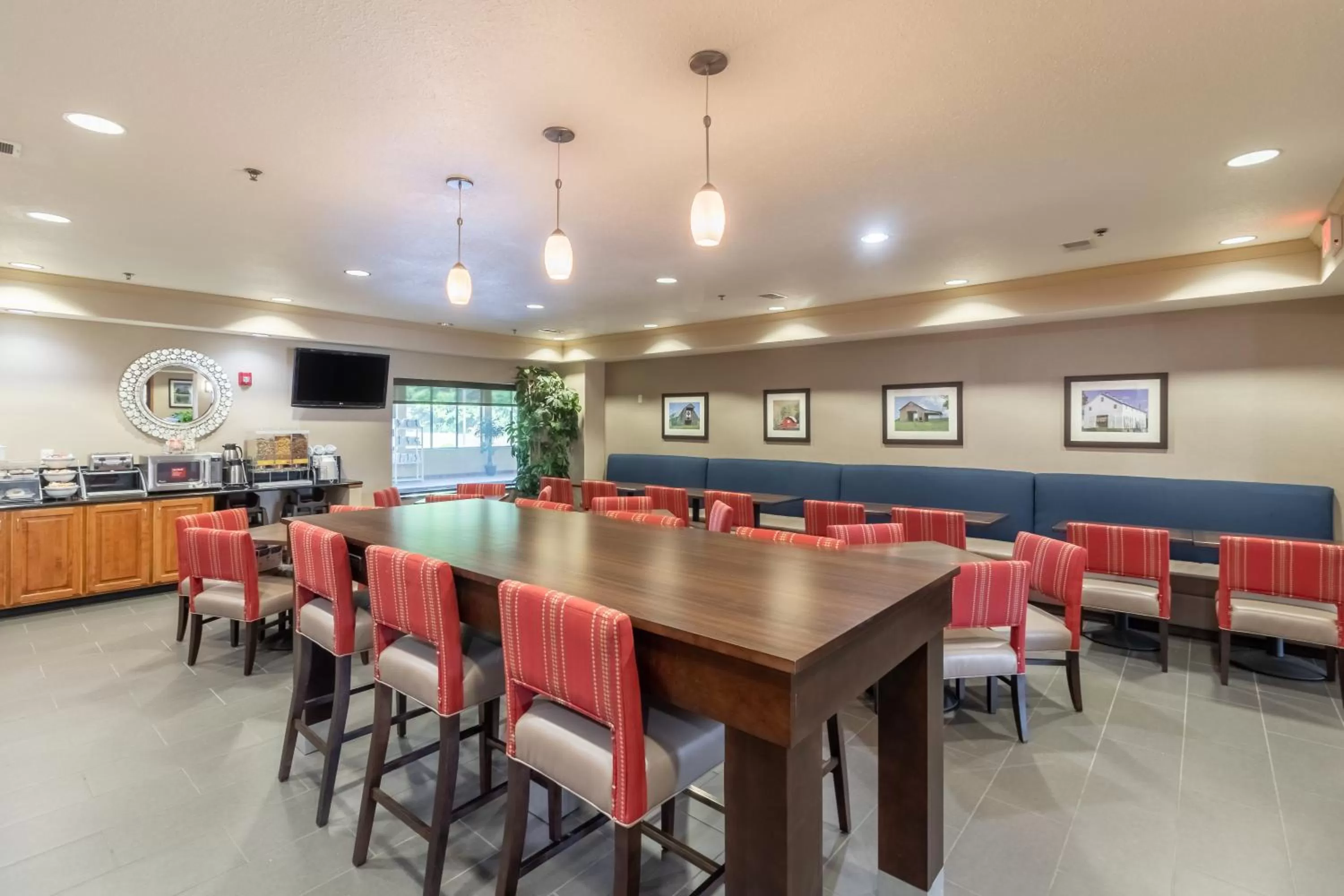 Seating area in Comfort Suites Hopkinsville near Fort Campbell