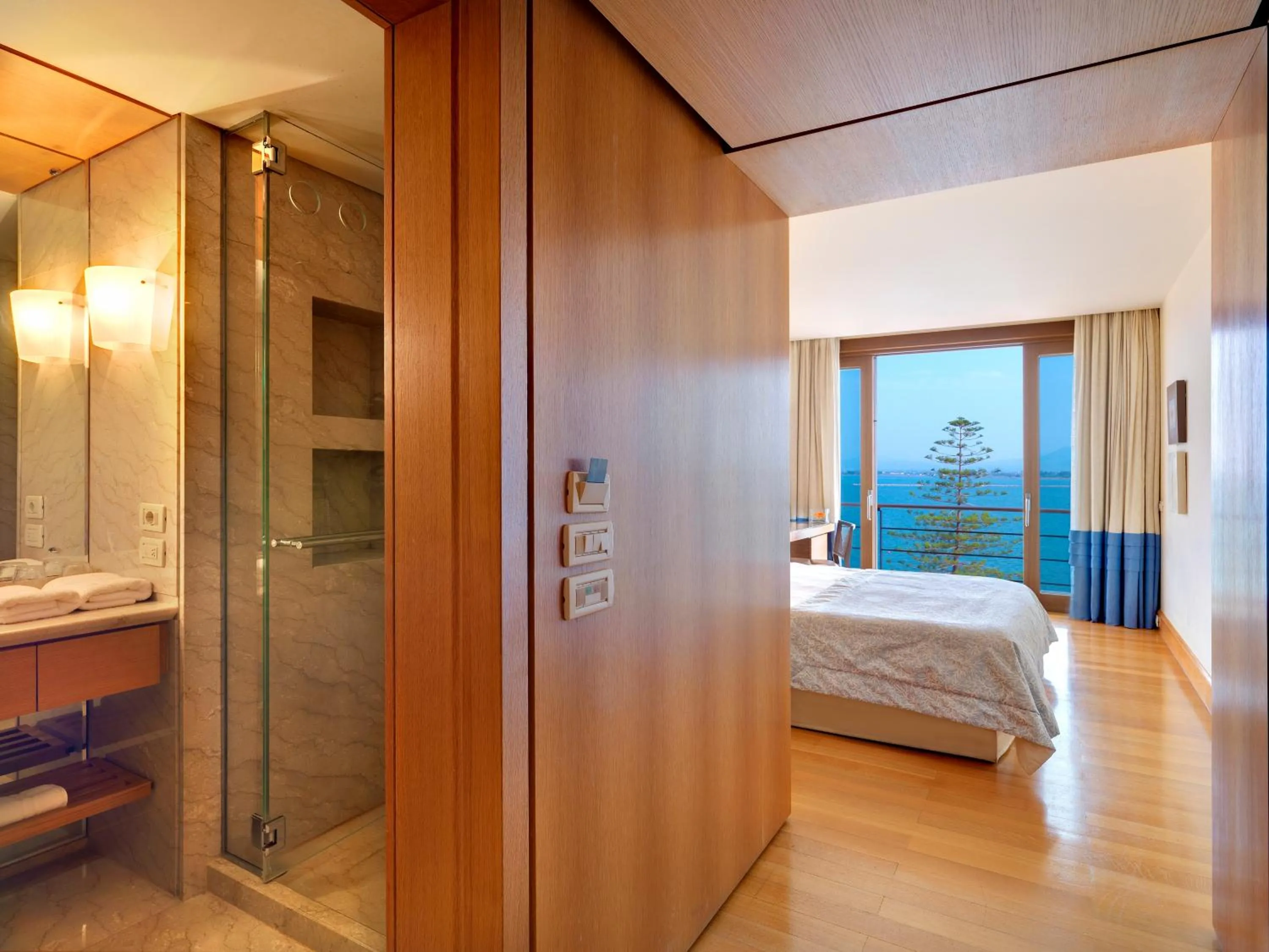 Shower, Bed in Amphitryon Hotel
