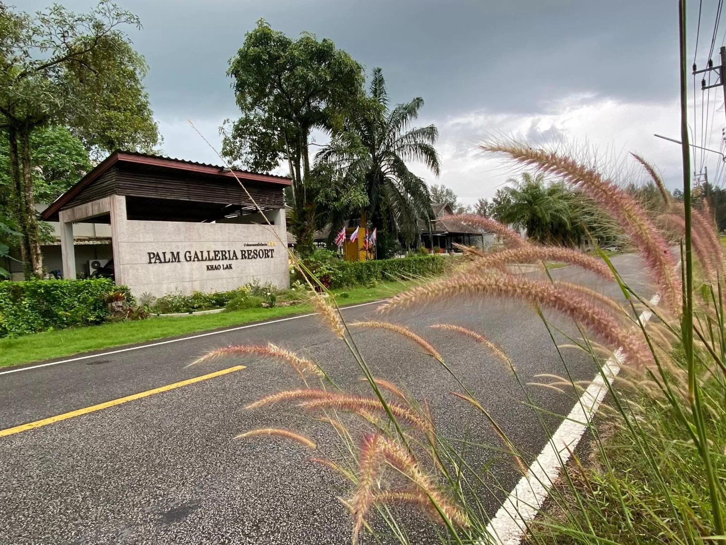 Facade/entrance in Palm Galleria Resort