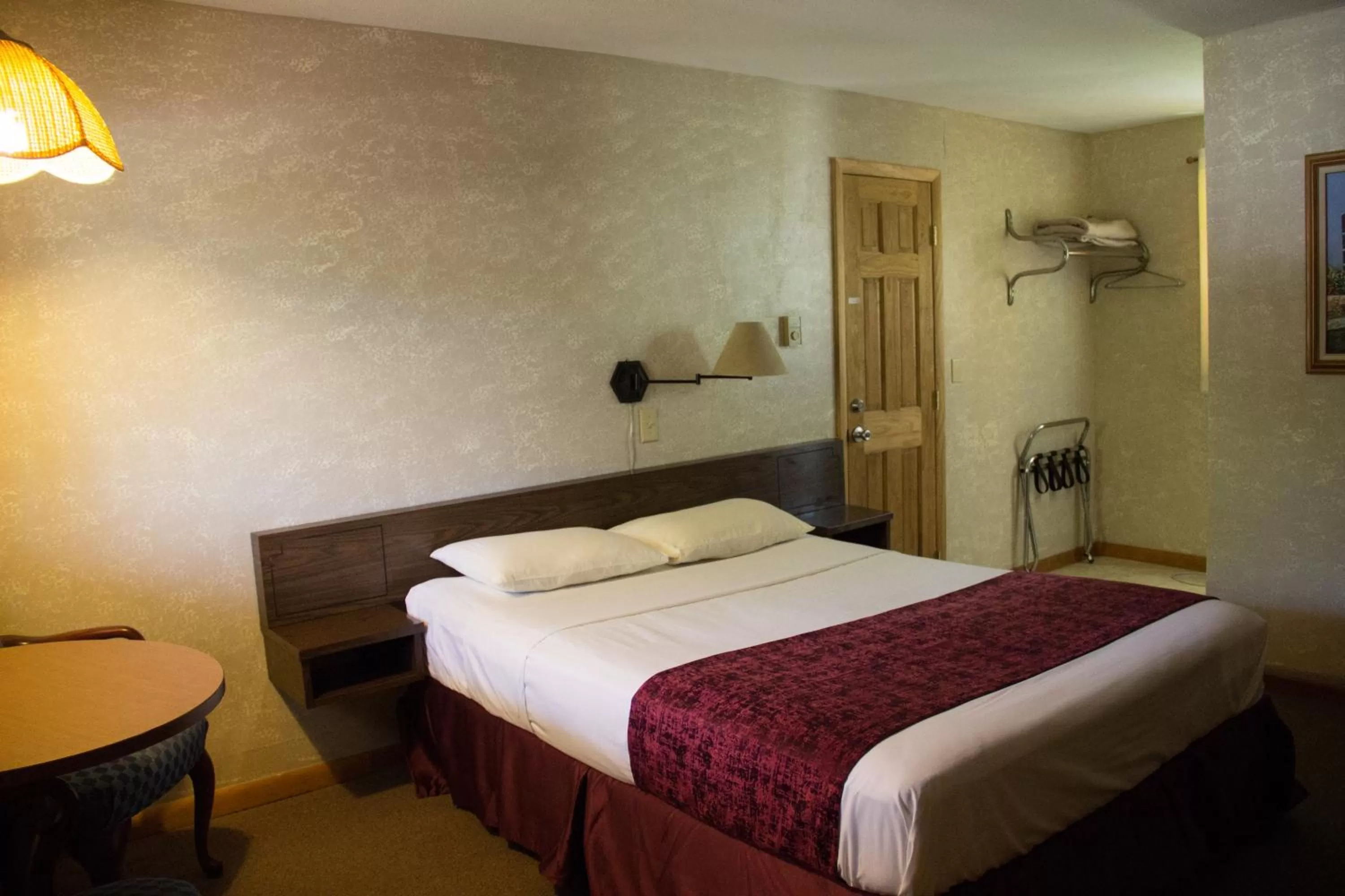 Bed in Fran Cove Motel