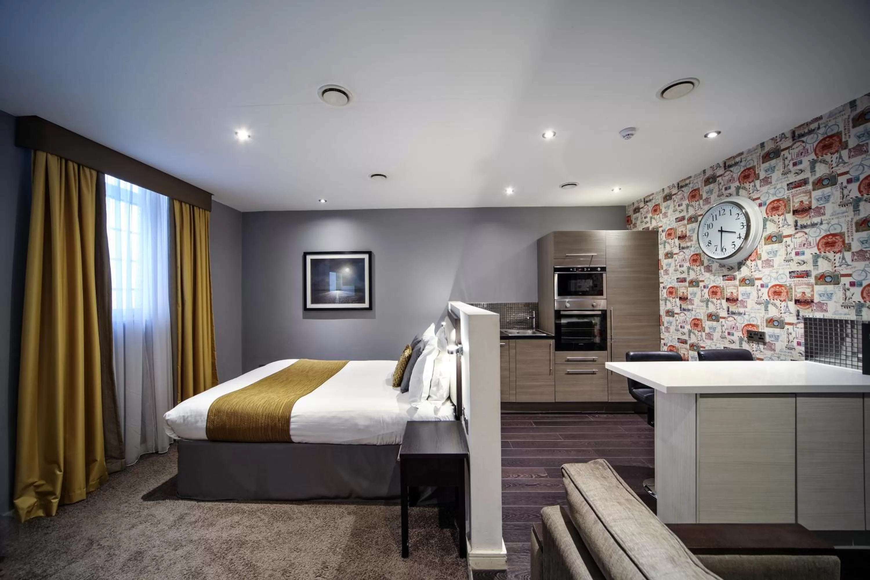 Kitchen or kitchenette, Bed in EPIC Apart Hotel - Seel Street