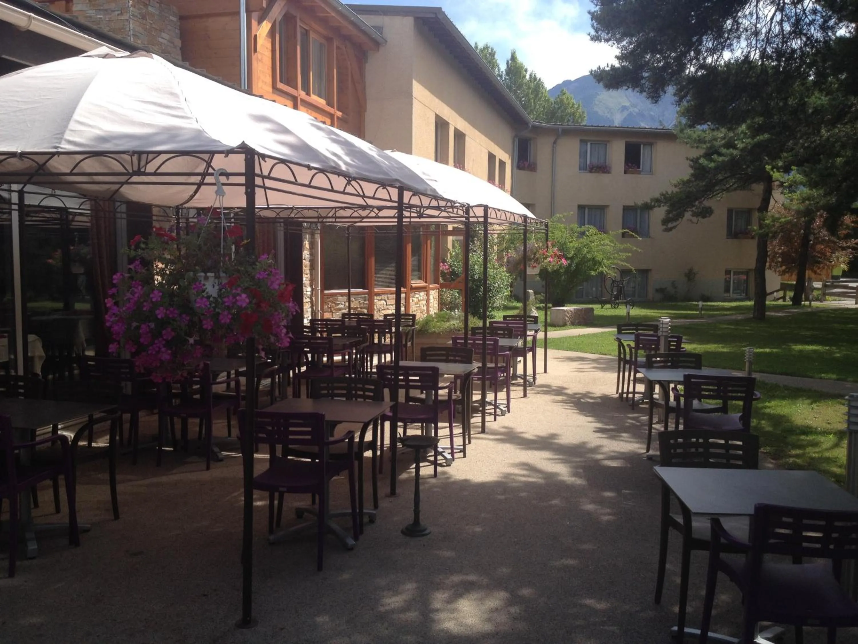 Facade/entrance in Logis Hotel Le Lac