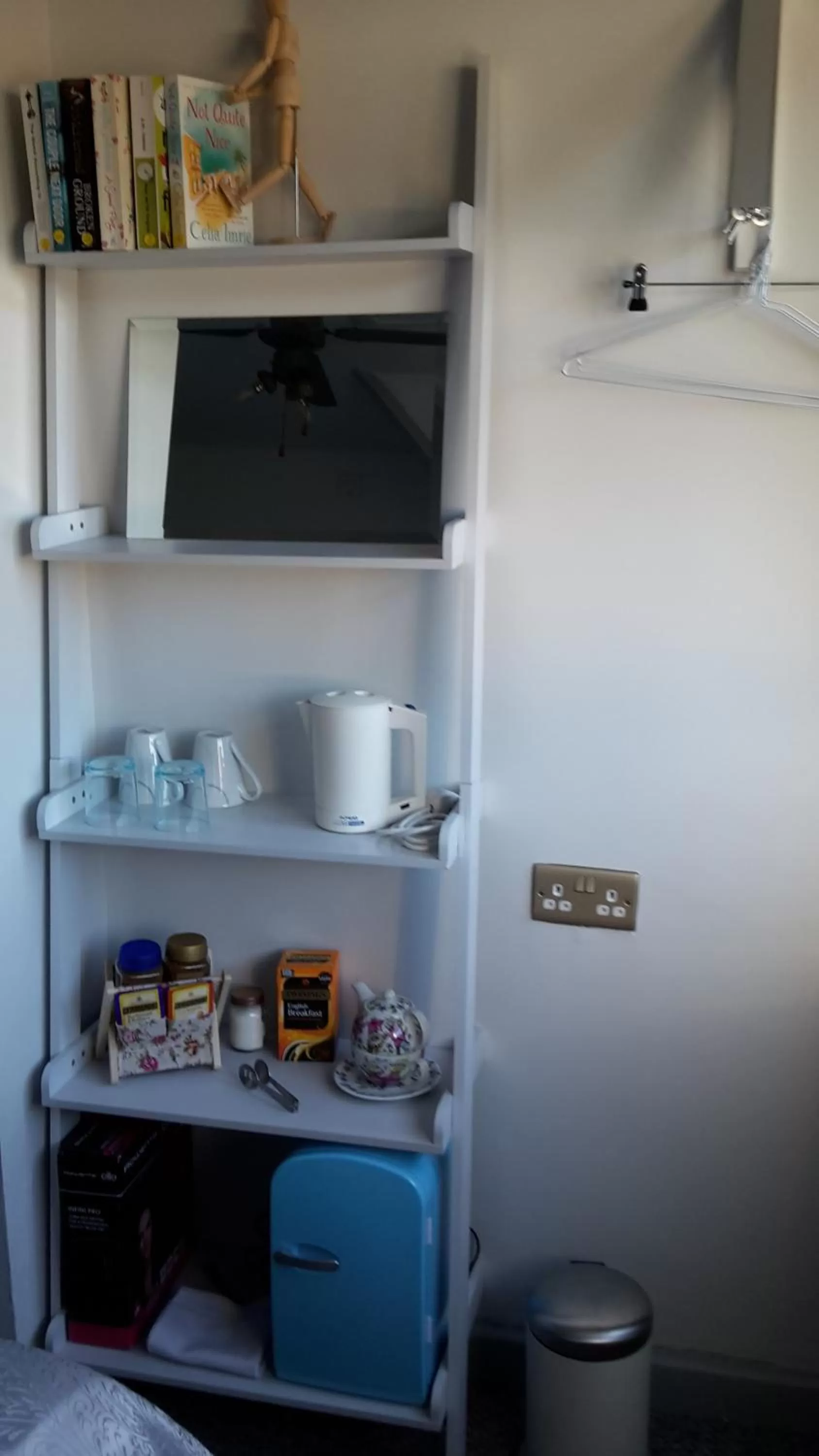 Coffee/tea facilities, Bathroom in BED AT BOWBRIDGE, Centre town