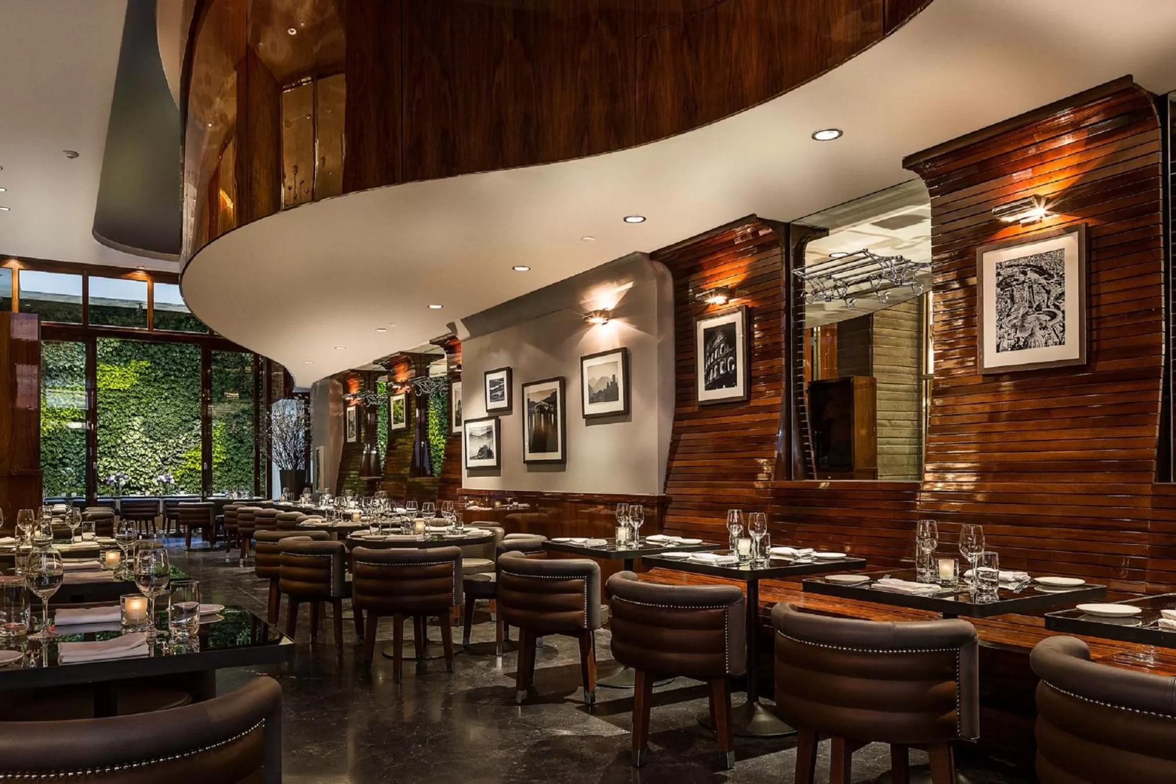 Restaurant/places to eat in Hotel Hugo