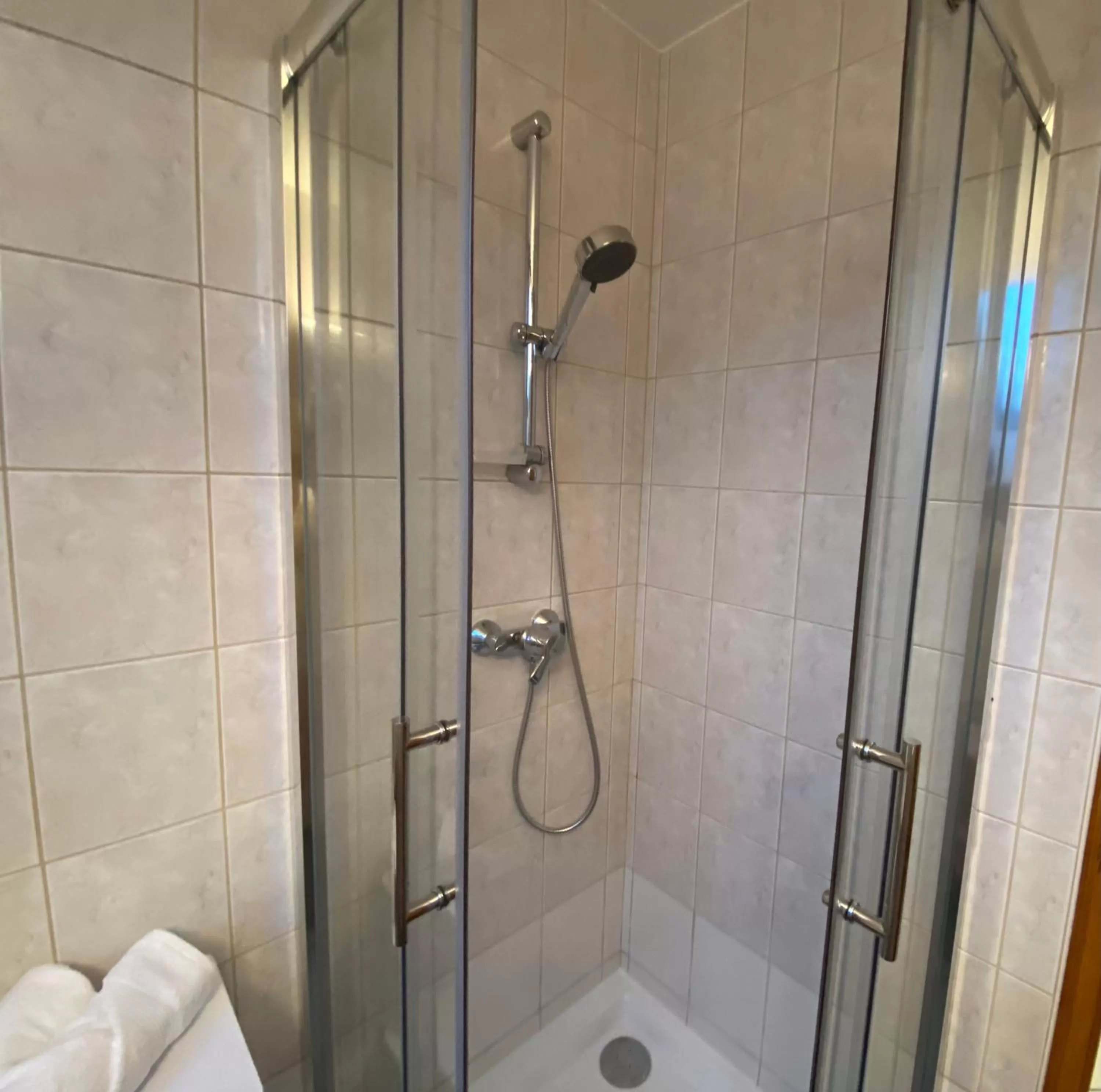 Shower in Villa Tara Bük