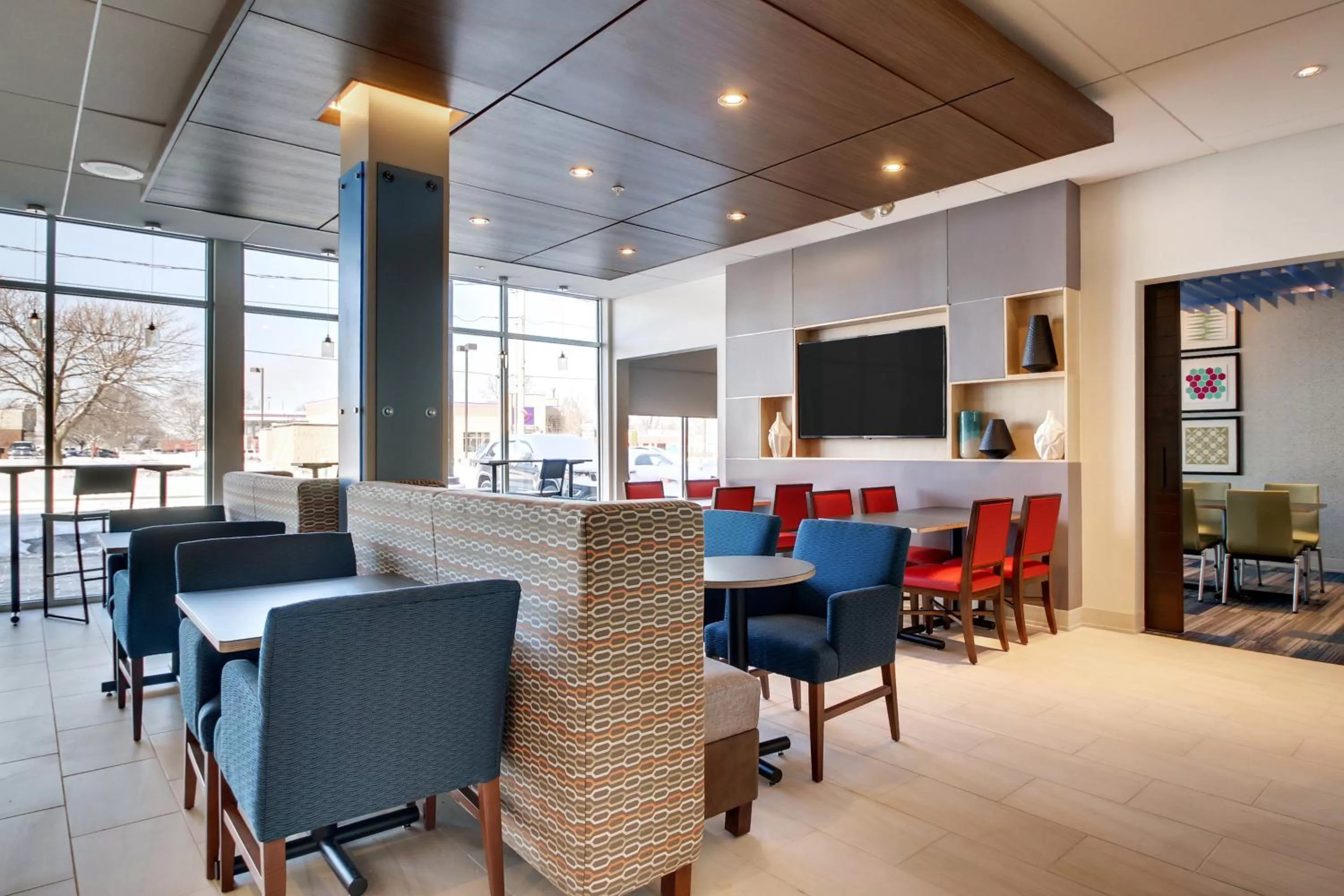 Breakfast in Holiday Inn Express & Suites Galesburg by IHG