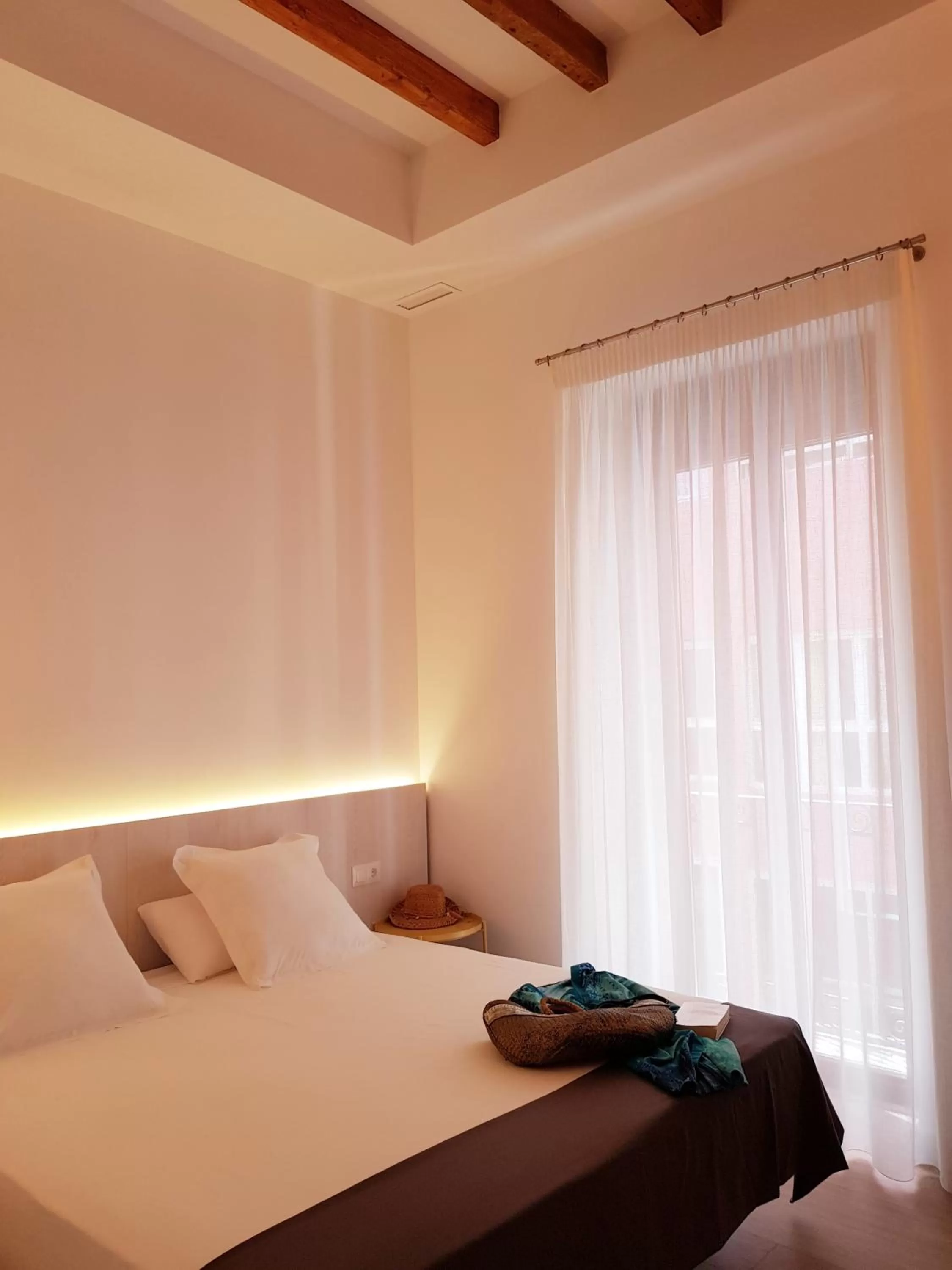 Photo of the whole room, Bed in S30 Reina Victoria