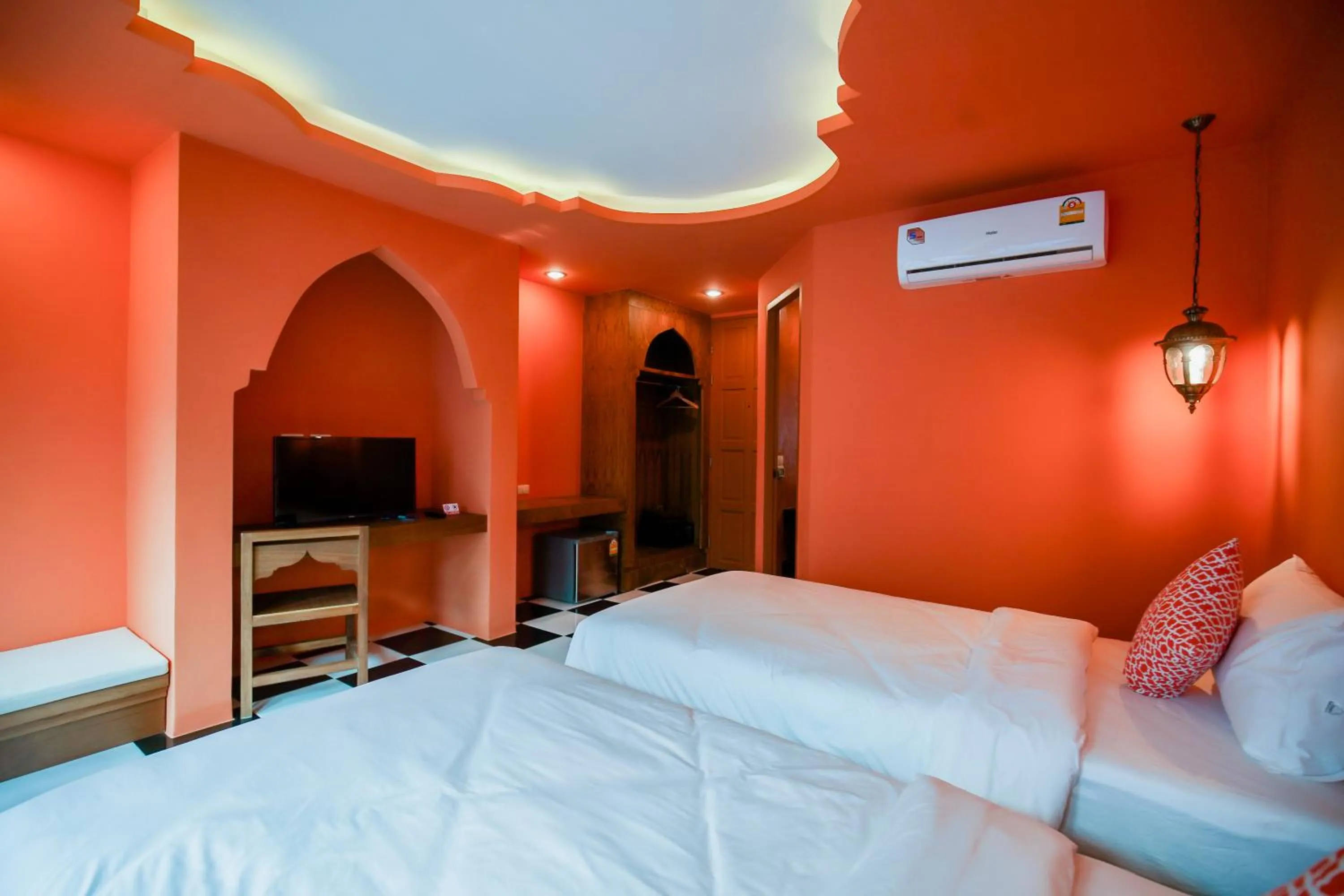 Photo of the whole room, Bed in Khaleej Mass Hotel Patong