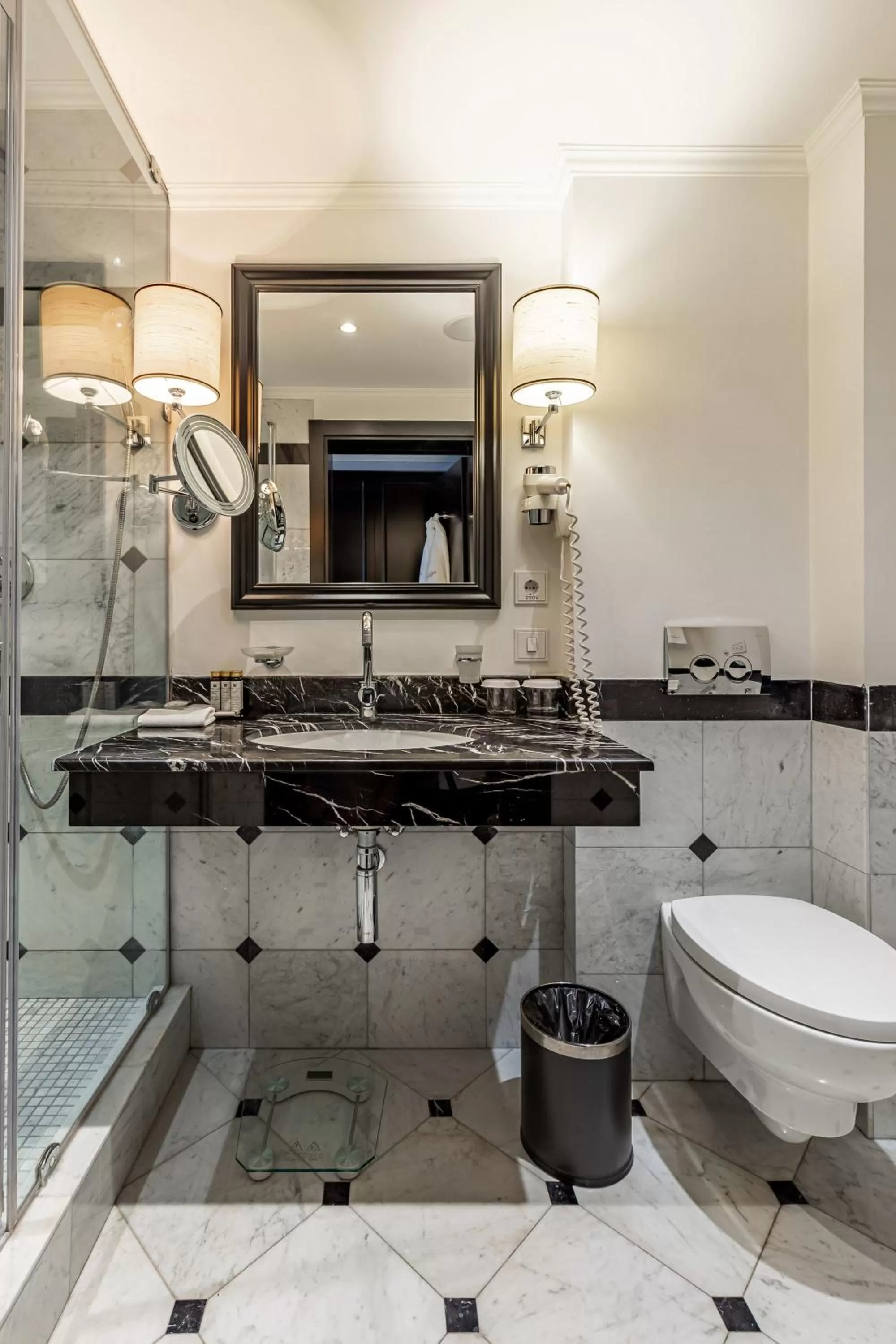 Shower in Maidan Palace Hotel