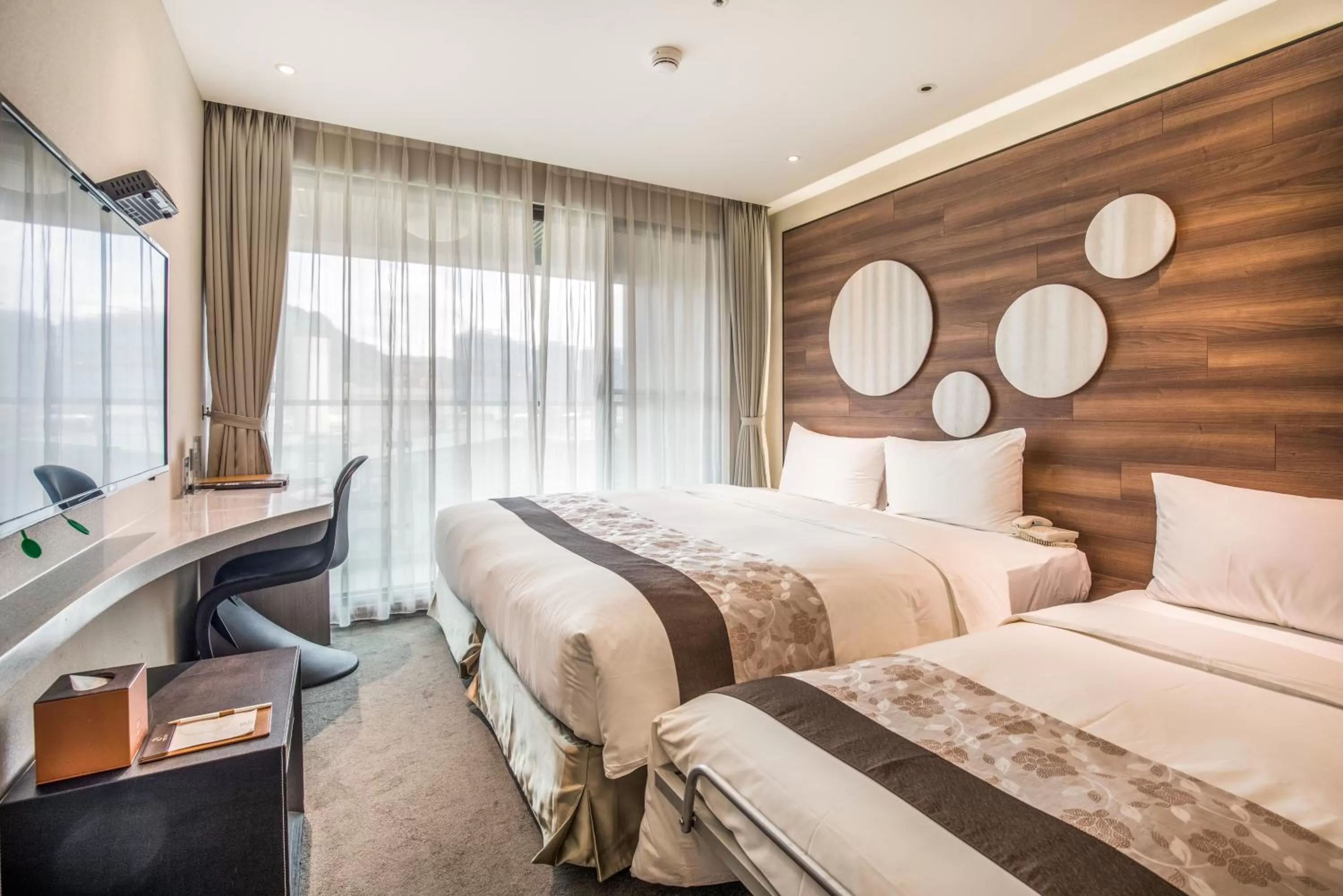 Taipei 101 View Double Room with Extra Bed in Green World SongShan