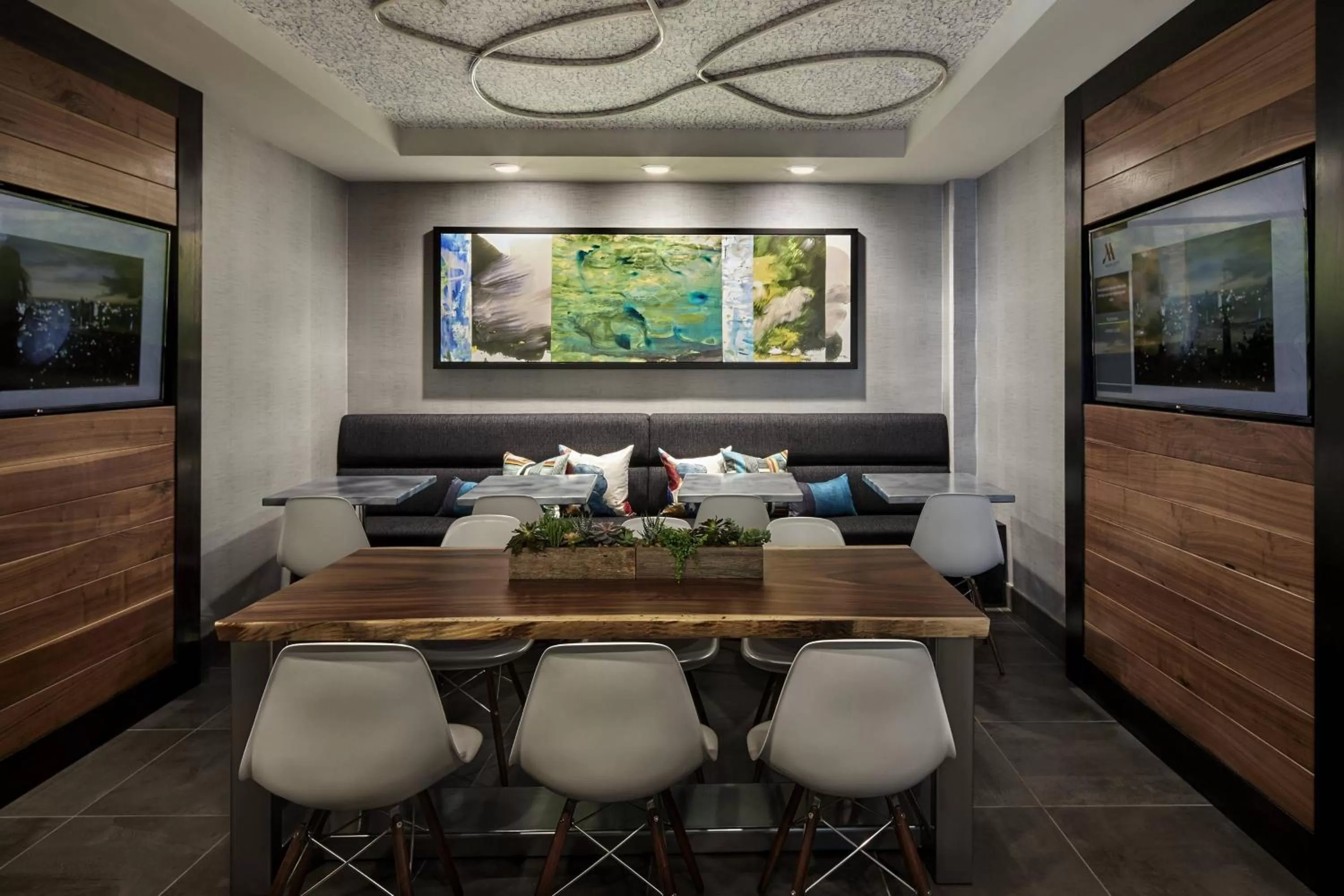 Lounge or bar in Seattle Marriott Waterfront