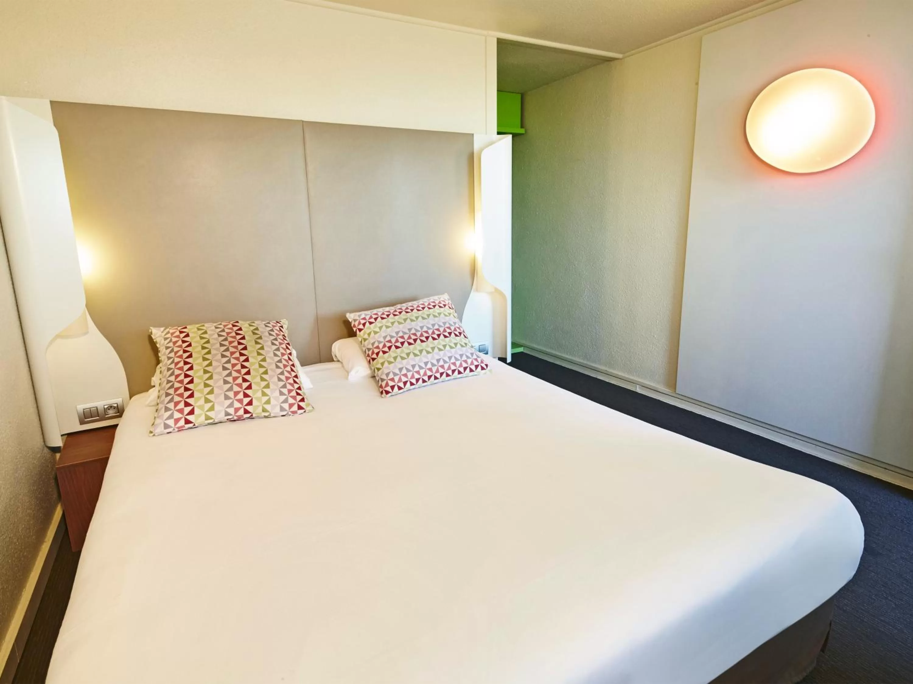 Photo of the whole room, Bed in Kyriad - Ecouen la Croix Verte