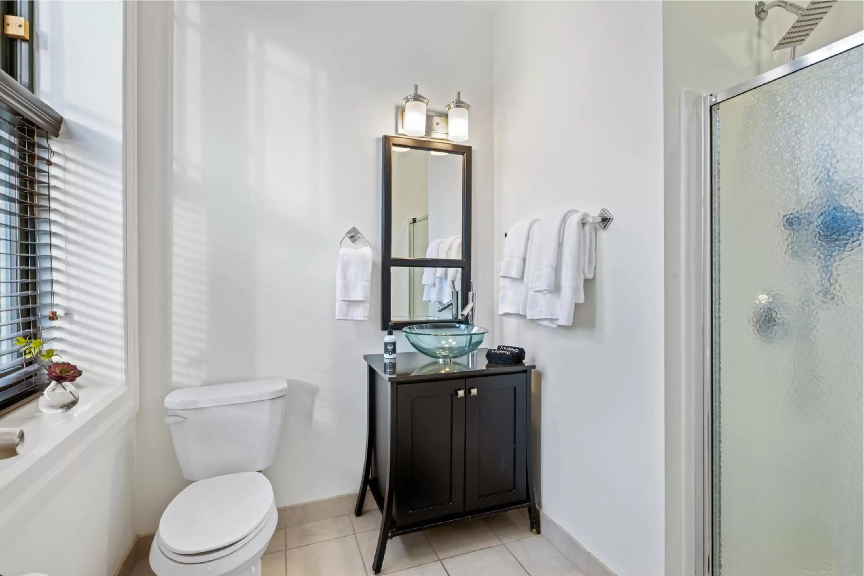 Shower, Bathroom in Brexton Hotel